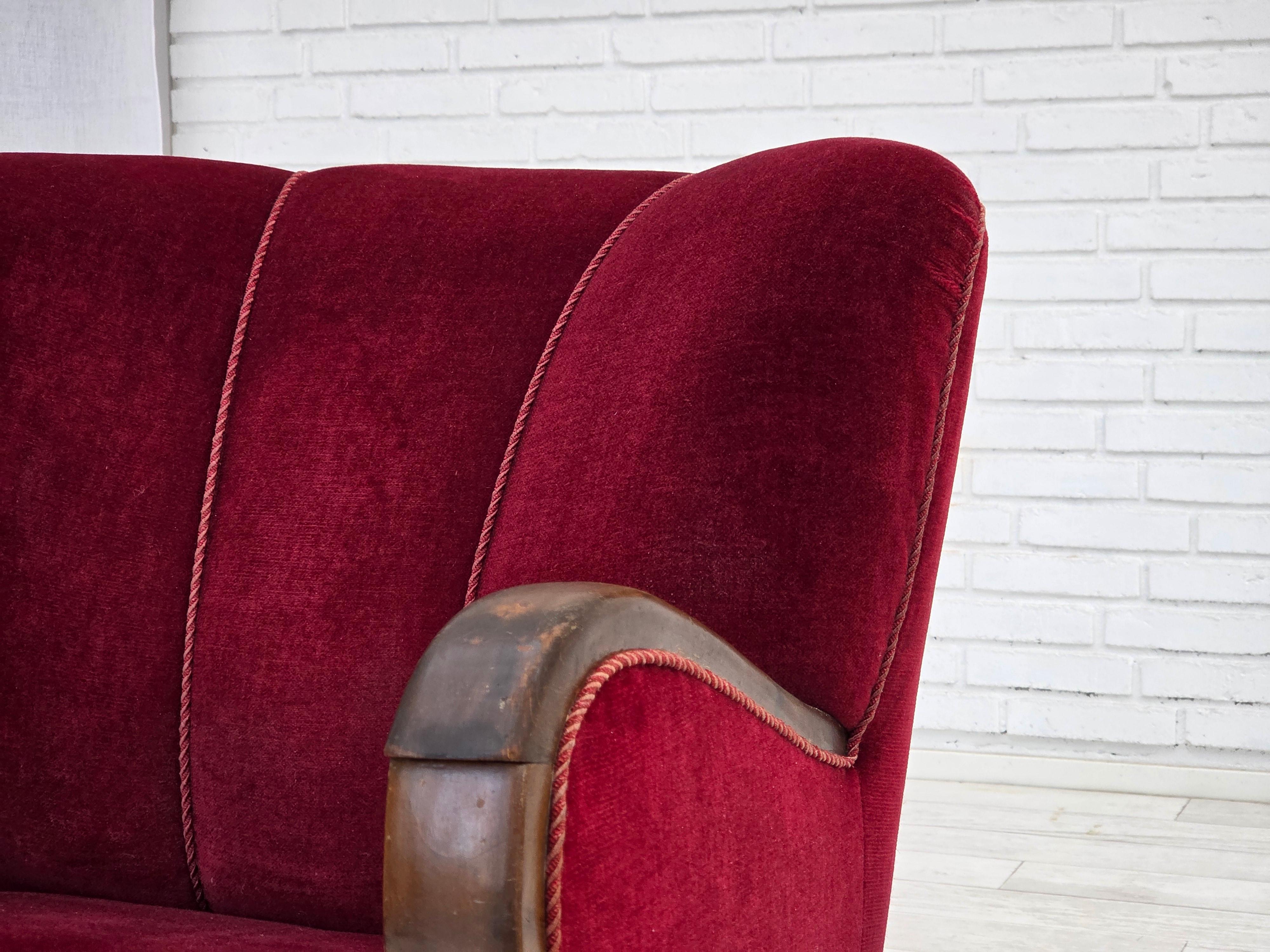 Velluto Anni '50, poltrona relax Wood, velluto rosso ciliegia, legno di faggio scuro. in vendita