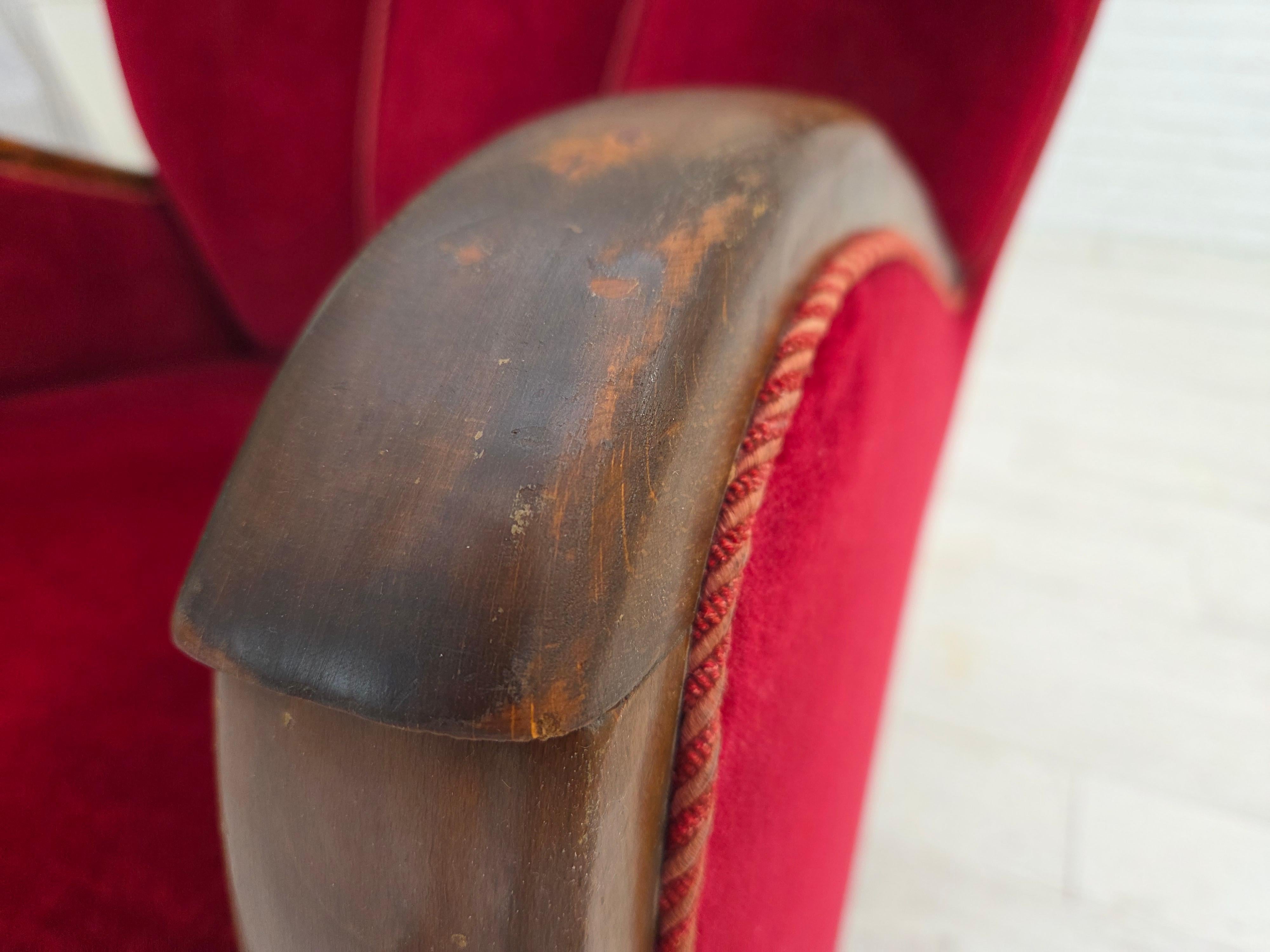 Anni '50, poltrona relax Wood, velluto rosso ciliegia, legno di faggio scuro. in vendita 2
