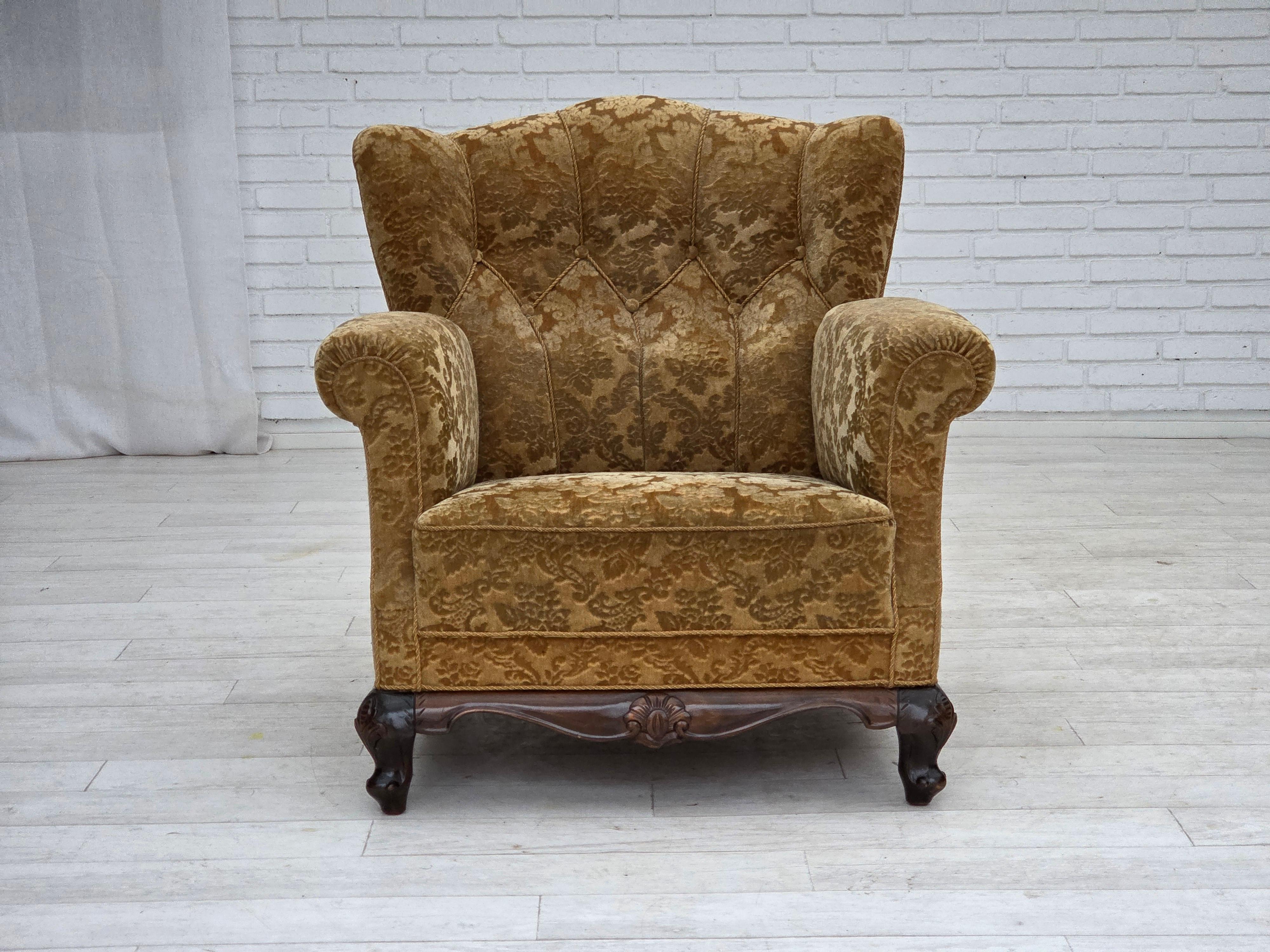 Años 1950, sillón relax danés. Muebles de terciopelo amarillo miel, madera de roble tallada, muelles de latón en el asiento. Buen estado original: sin olores, sin manchas y construcción estable. Fabricado por un artesano del mueble danés hacia