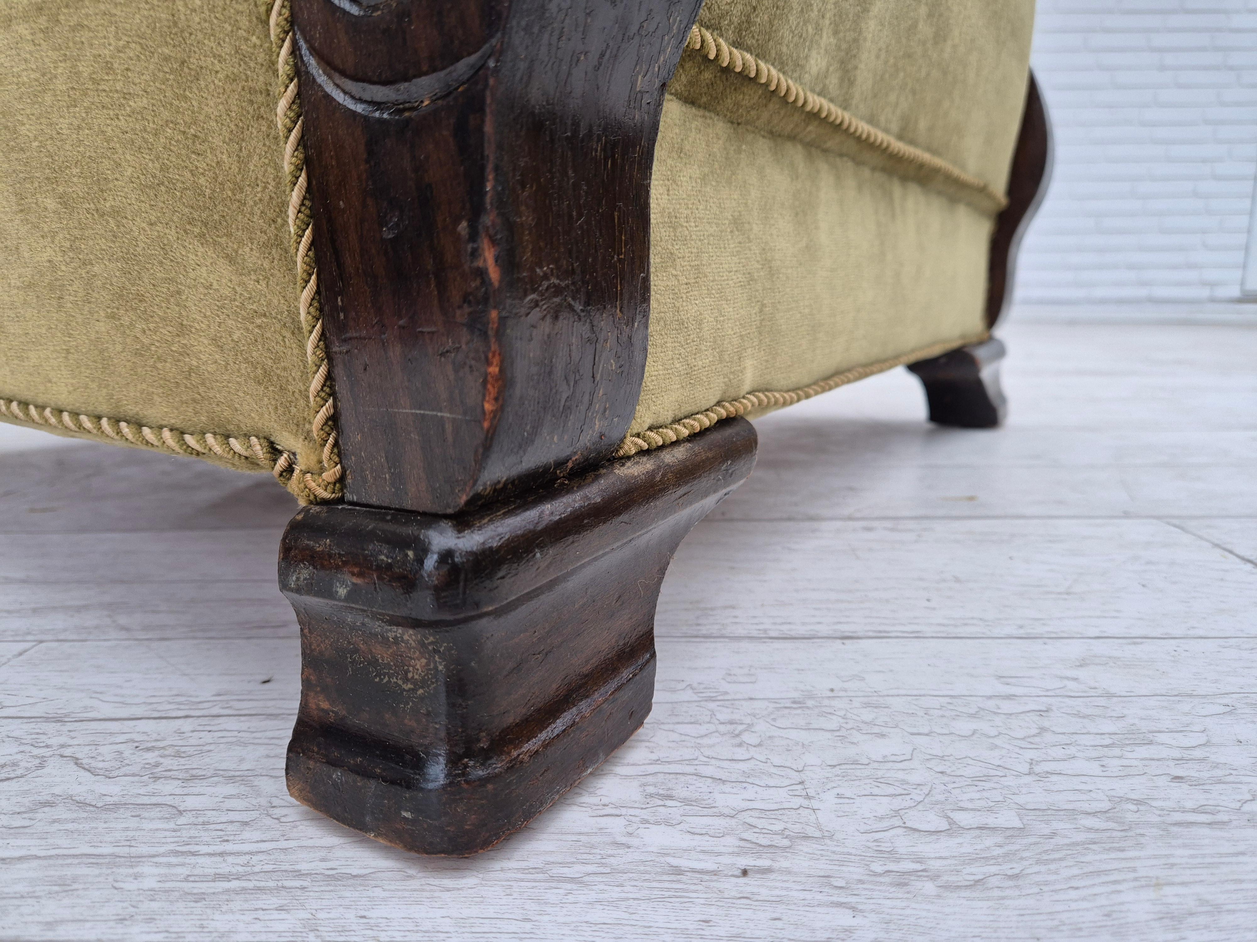 Années 50, fauteuil de relaxation danois, velours d'ameublement vert, bois de hêtre. en vente 3