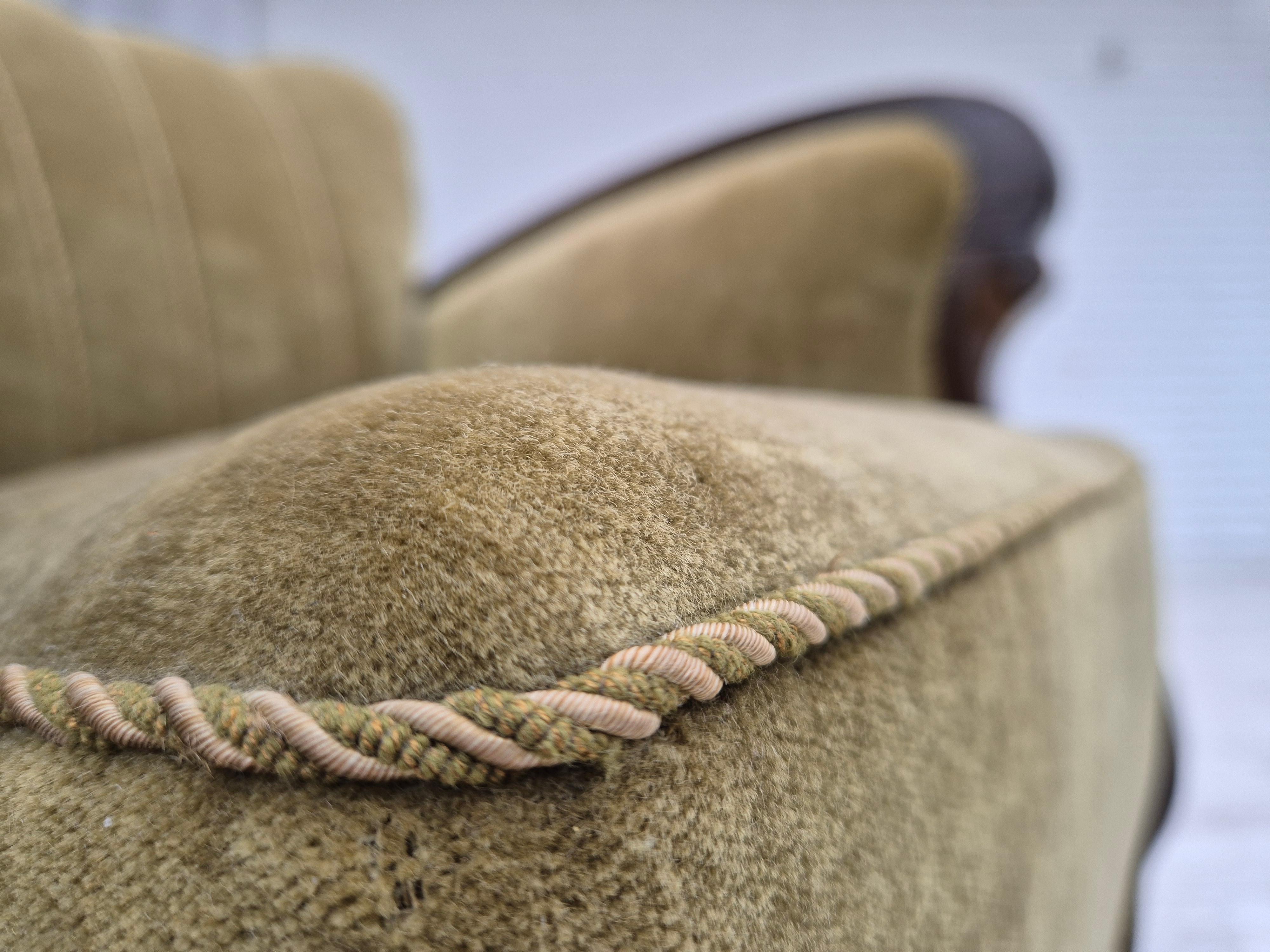 Années 50, fauteuil de relaxation danois, velours d'ameublement vert, bois de hêtre. en vente 4