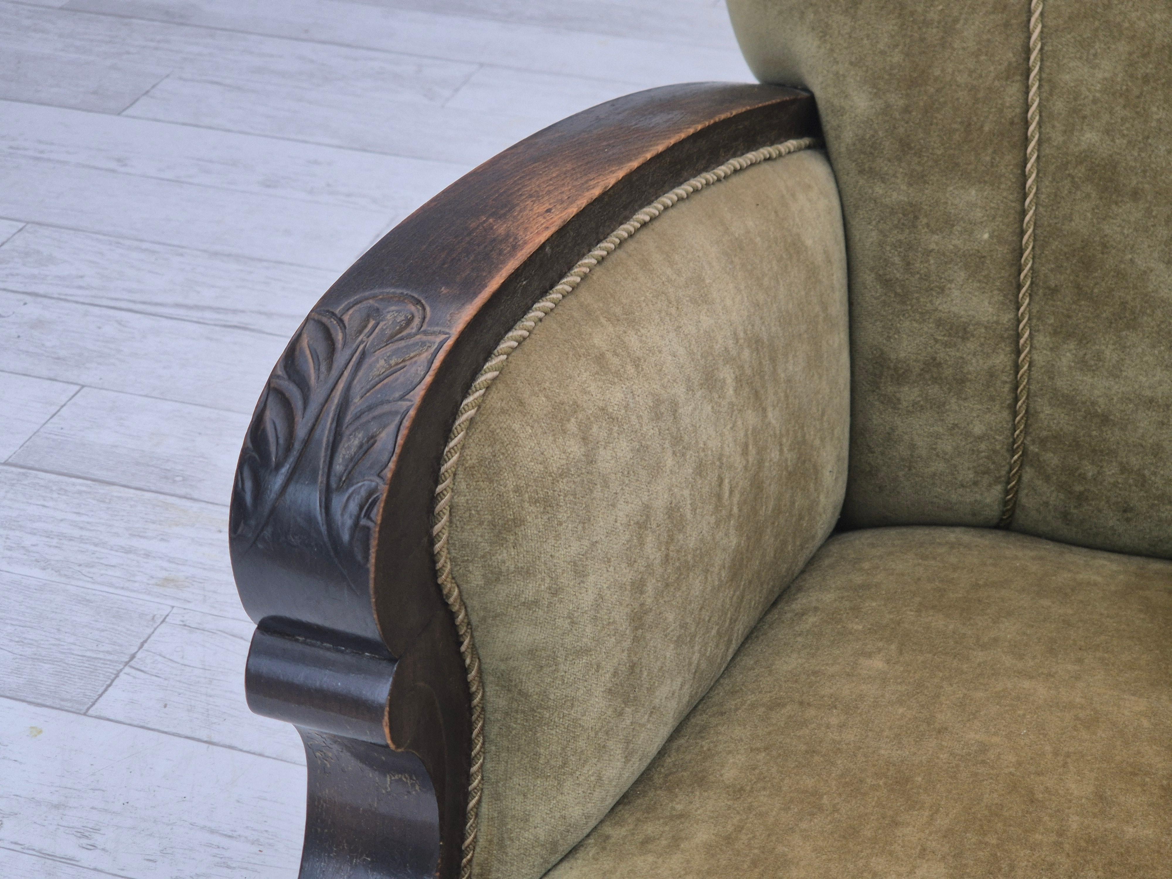 Années 50, fauteuil de relaxation danois, velours d'ameublement vert, bois de hêtre. en vente 5
