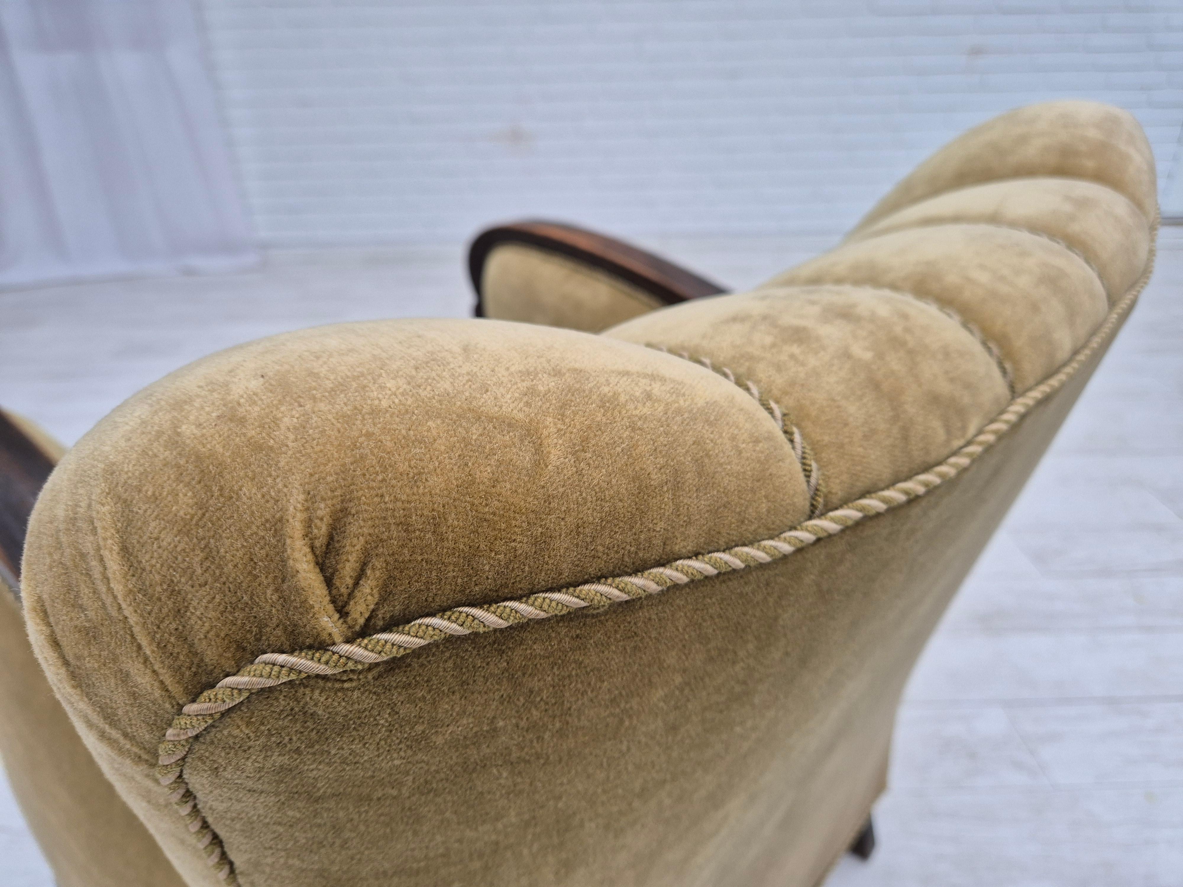 Années 50, fauteuil de relaxation danois, velours d'ameublement vert, bois de hêtre. en vente 6
