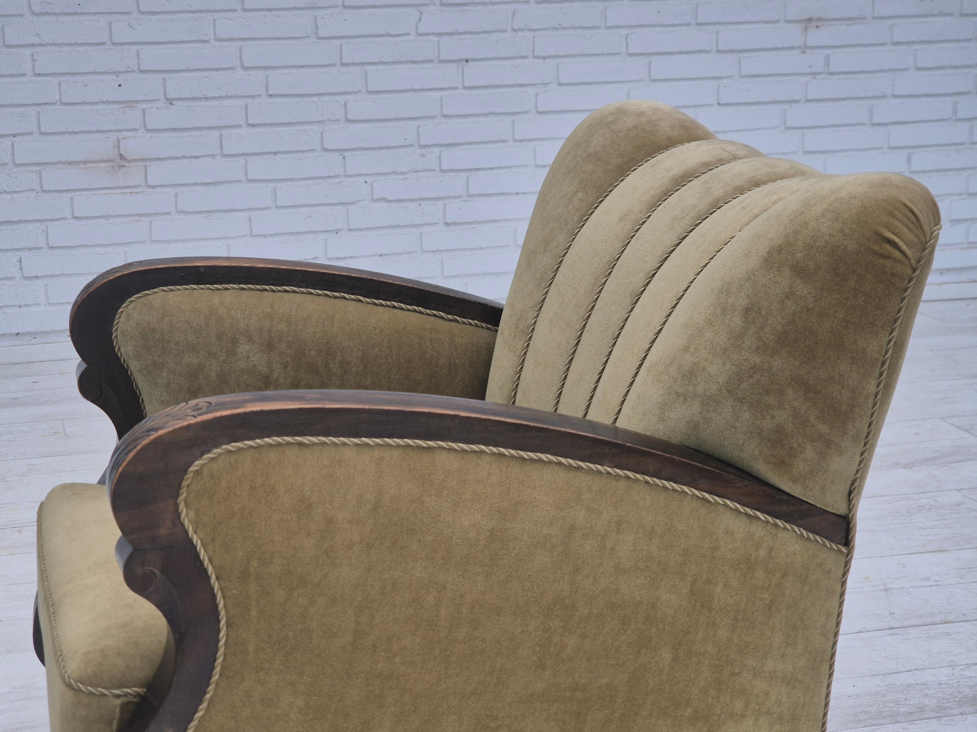 Années 50, fauteuil de relaxation danois, velours d'ameublement vert, bois de hêtre. en vente 8