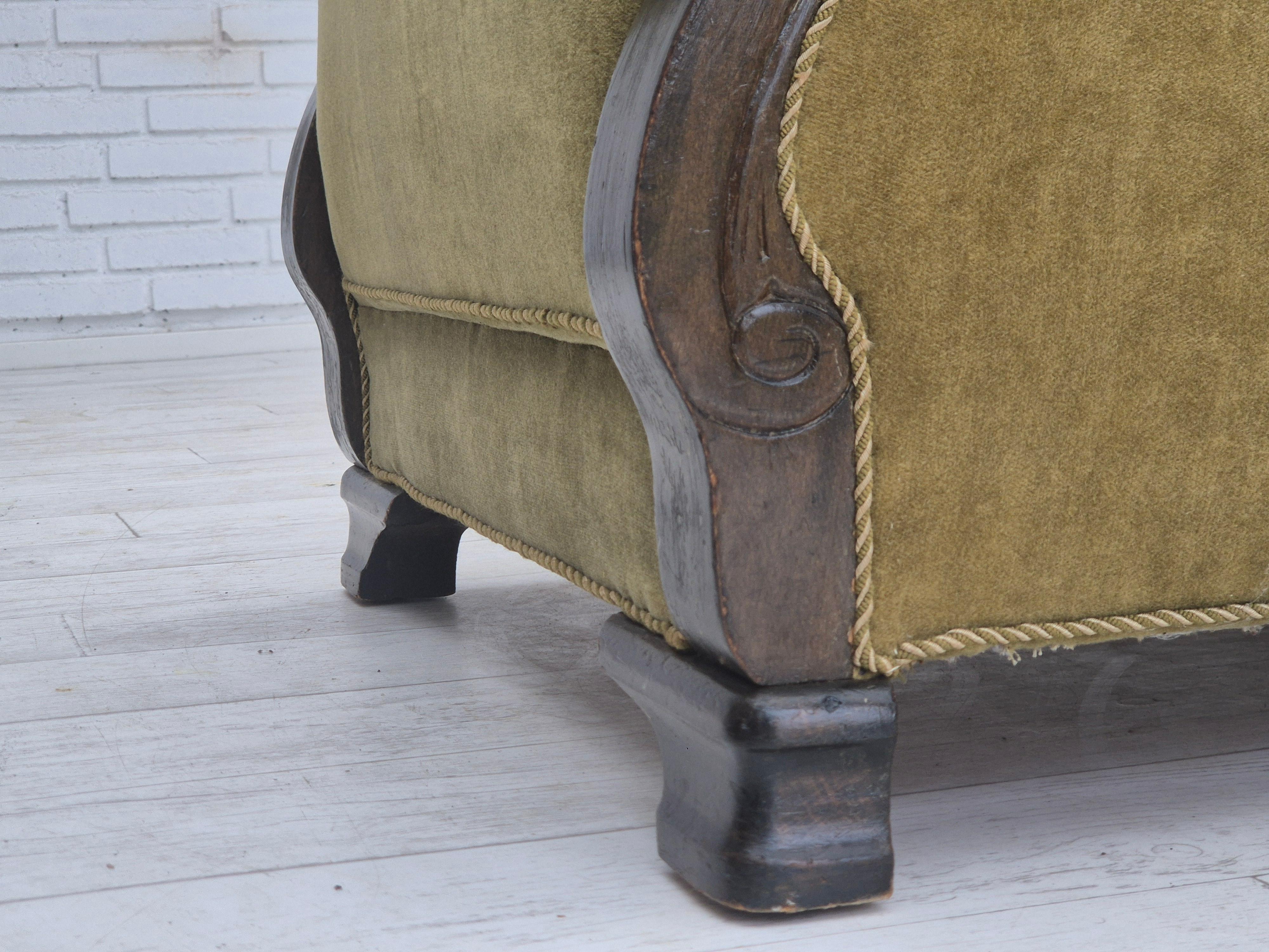 Années 50, fauteuil de relaxation danois, velours d'ameublement vert, bois de hêtre. en vente 9