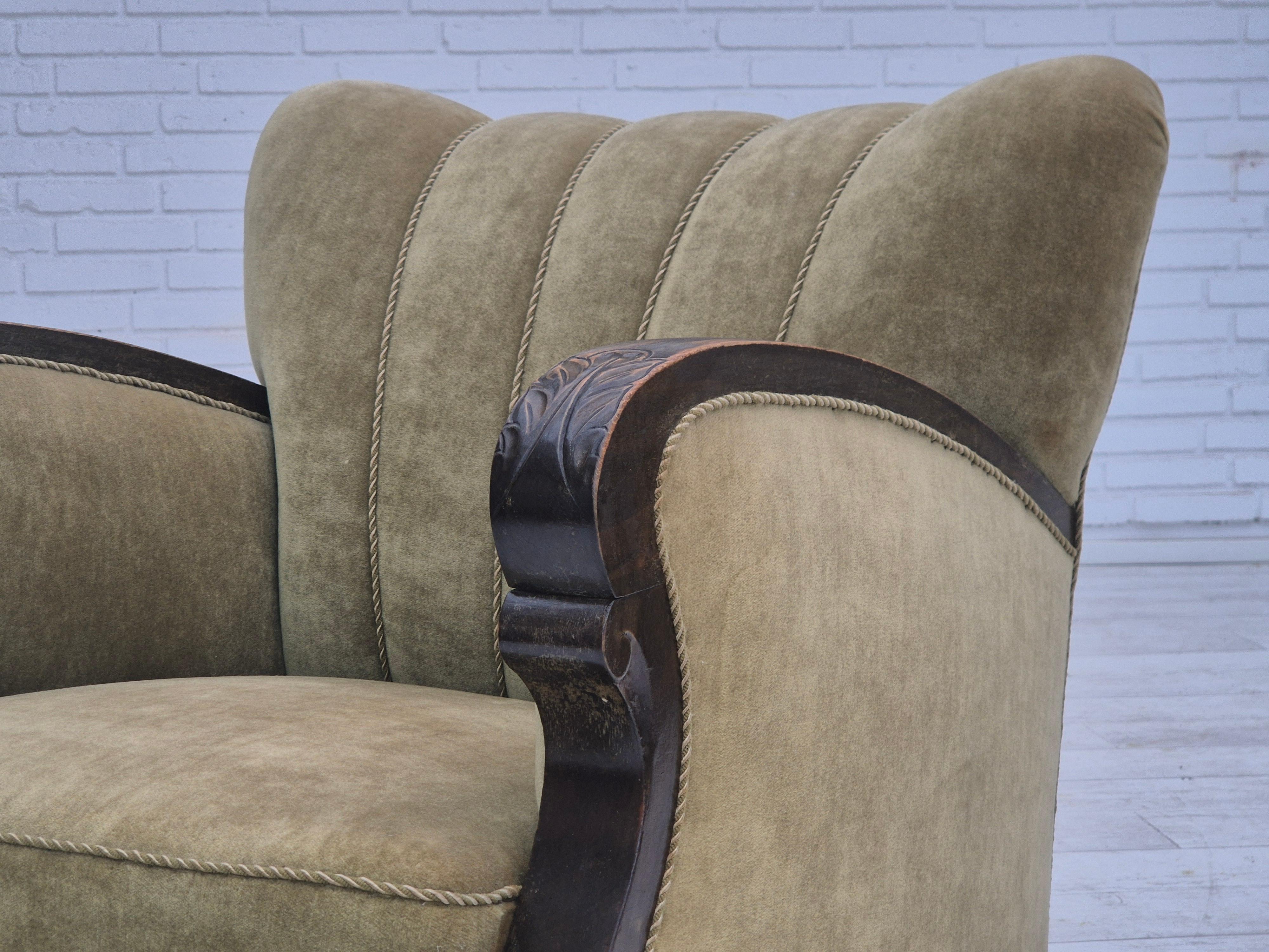 Années 50, fauteuil de relaxation danois, velours d'ameublement vert, bois de hêtre. en vente 10
