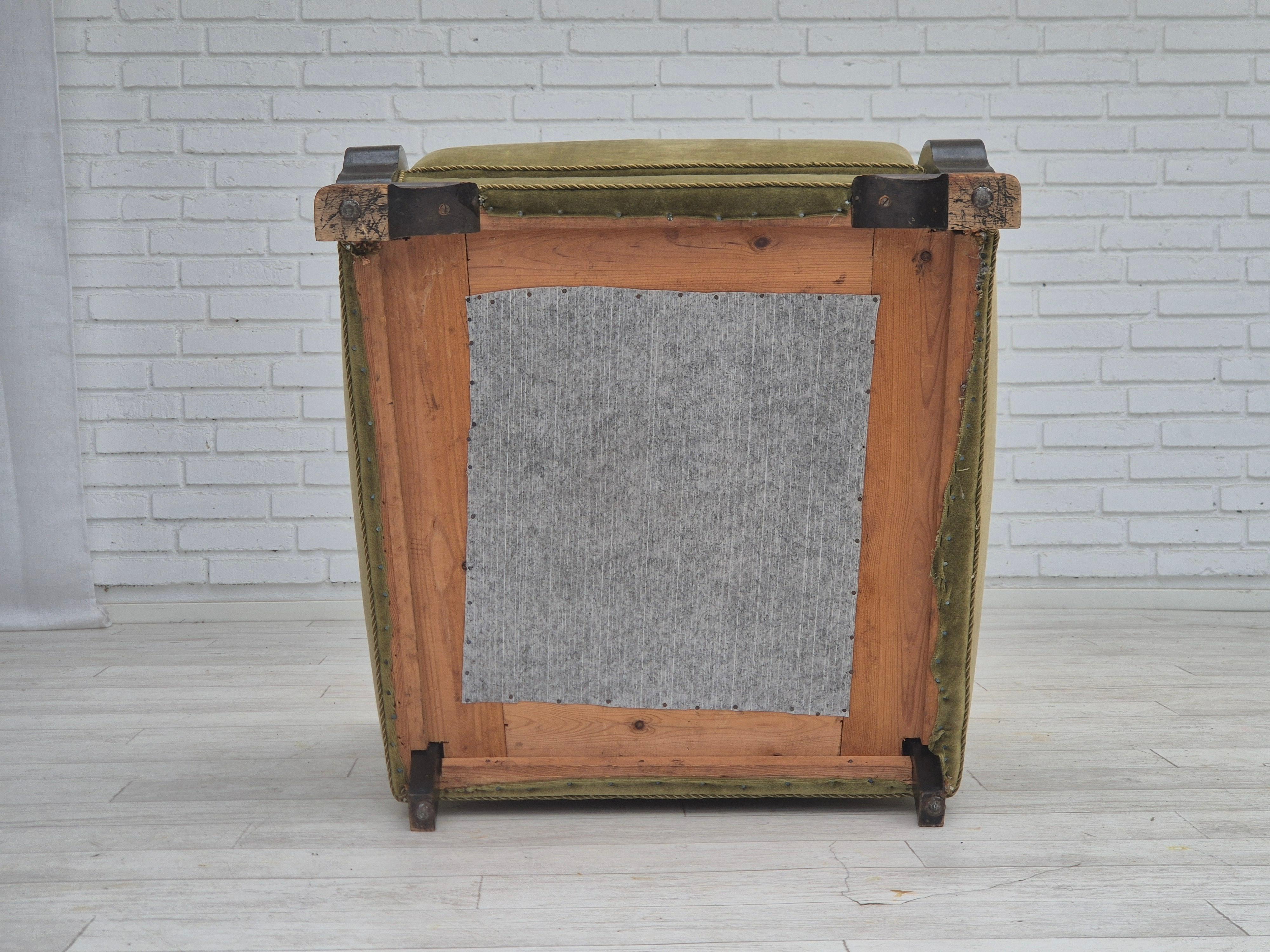 Années 50, fauteuil de relaxation danois, velours d'ameublement vert, bois de hêtre. en vente 11