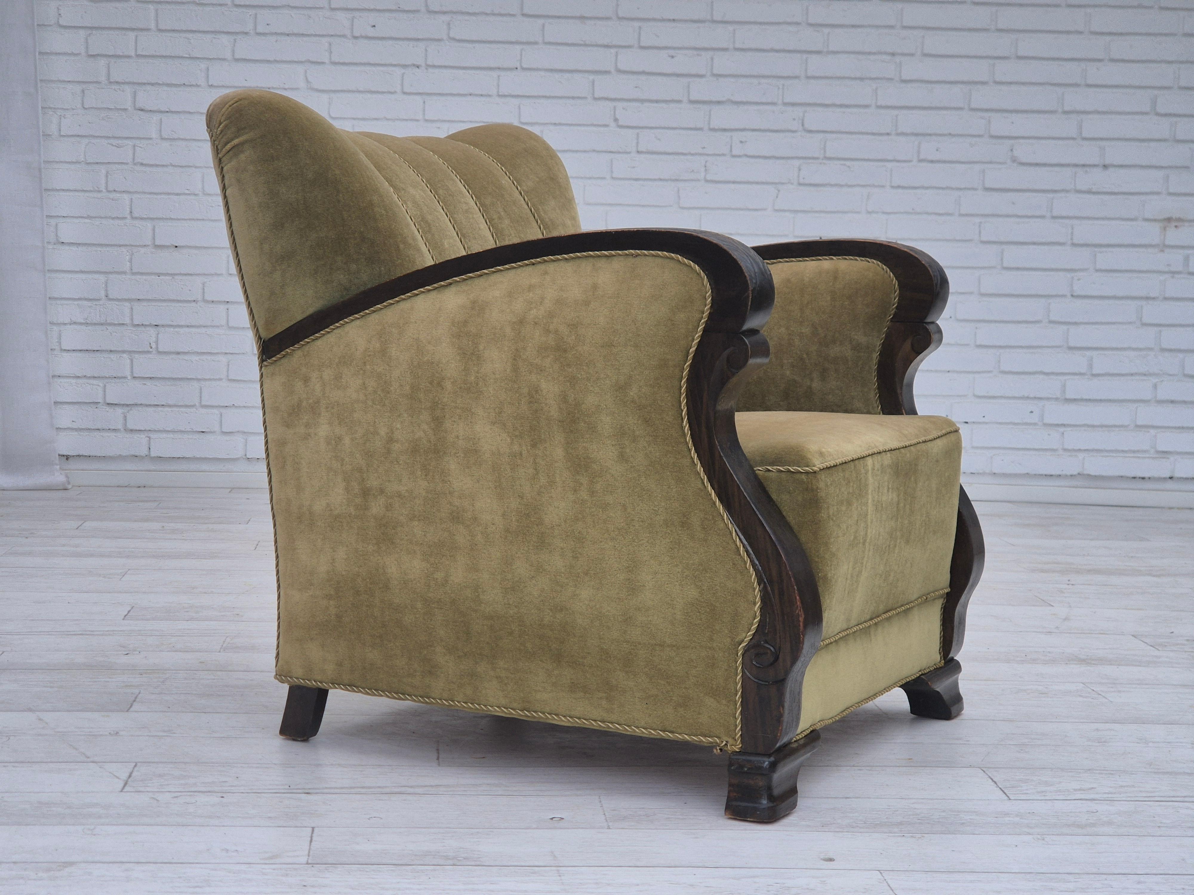 1950, fauteuil relax danois. Tissu d'ameublement velours vert, bois de Beeche, ressorts en laiton dans l'assise. La chaise a été retapissée par un artisan il y a environ 10 ans. Très bon état : pas d'odeurs, pas de taches et construction stable.