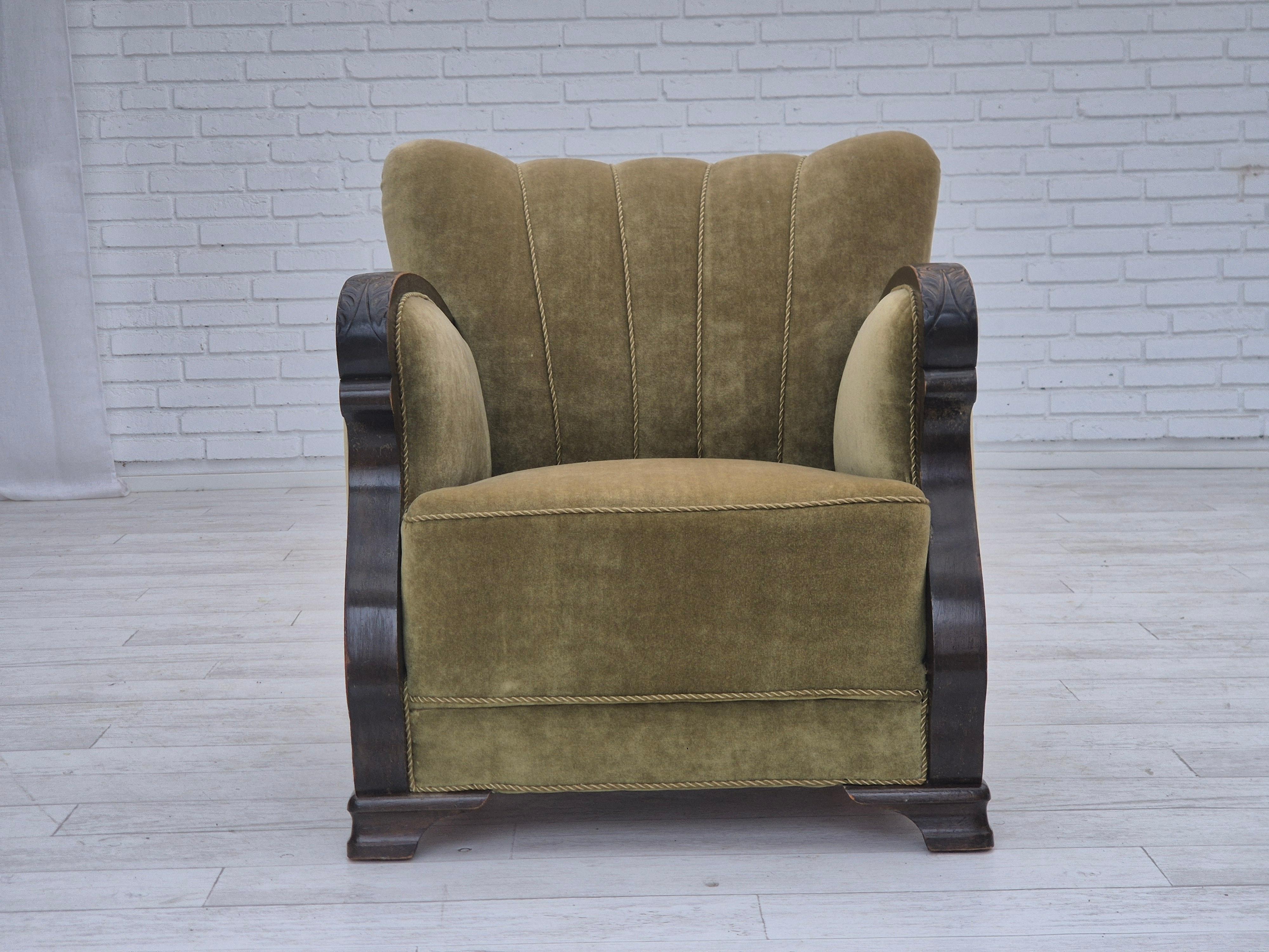 Scandinave moderne Années 50, fauteuil de relaxation danois, velours d'ameublement vert, bois de hêtre. en vente