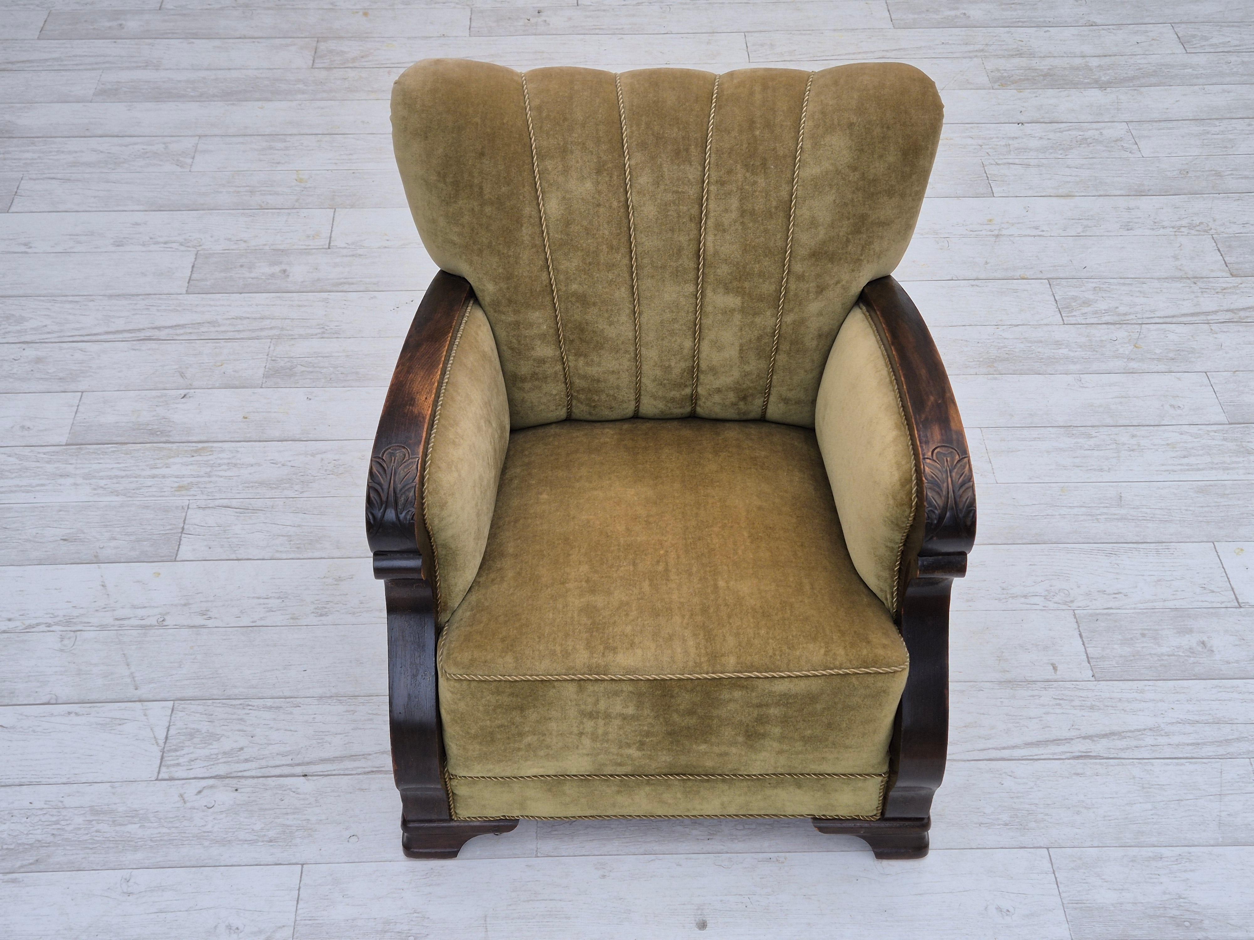 Danois Années 50, fauteuil de relaxation danois, velours d'ameublement vert, bois de hêtre. en vente