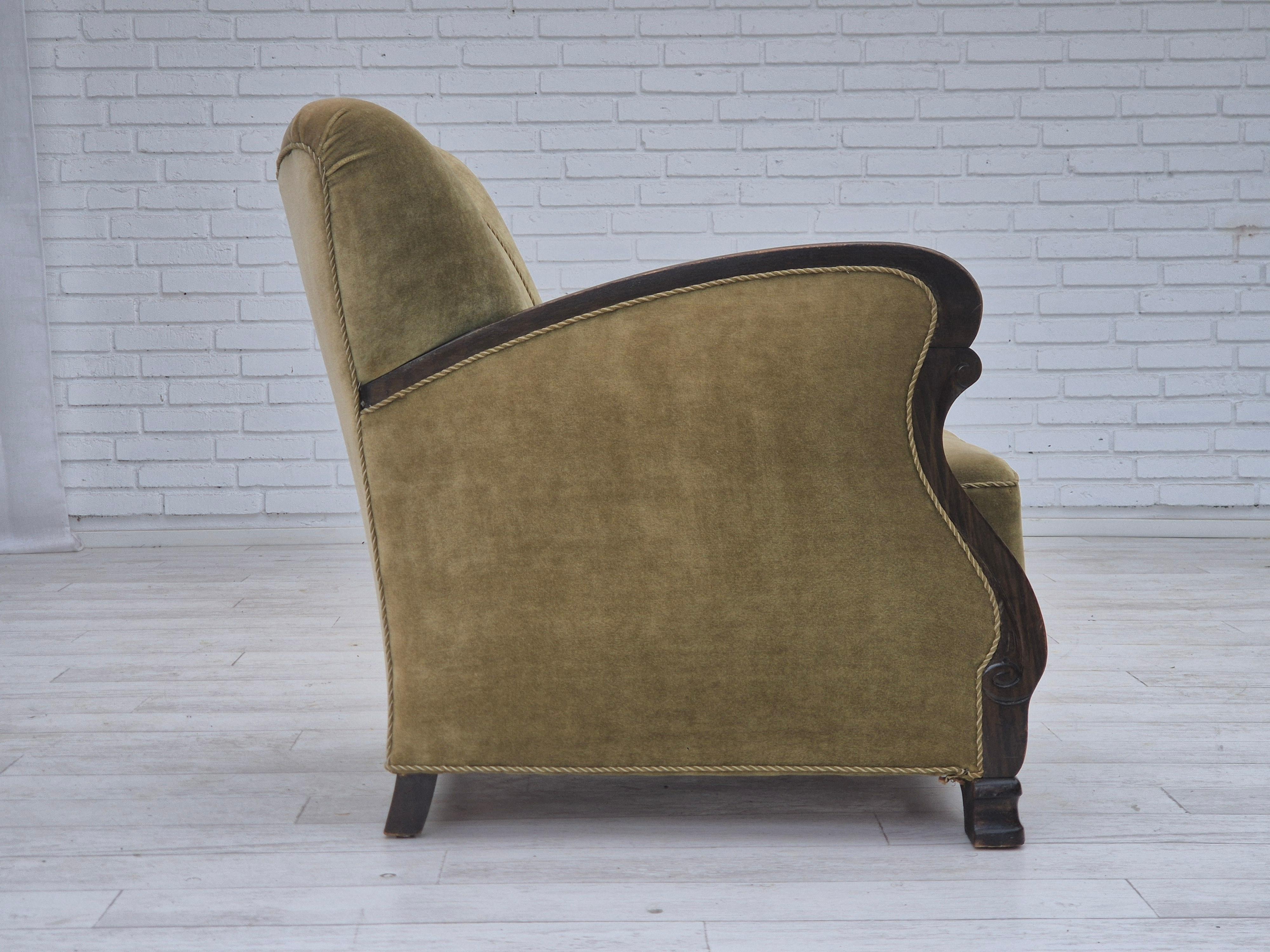 Années 50, fauteuil de relaxation danois, velours d'ameublement vert, bois de hêtre. Bon état - En vente à Tarm, 82