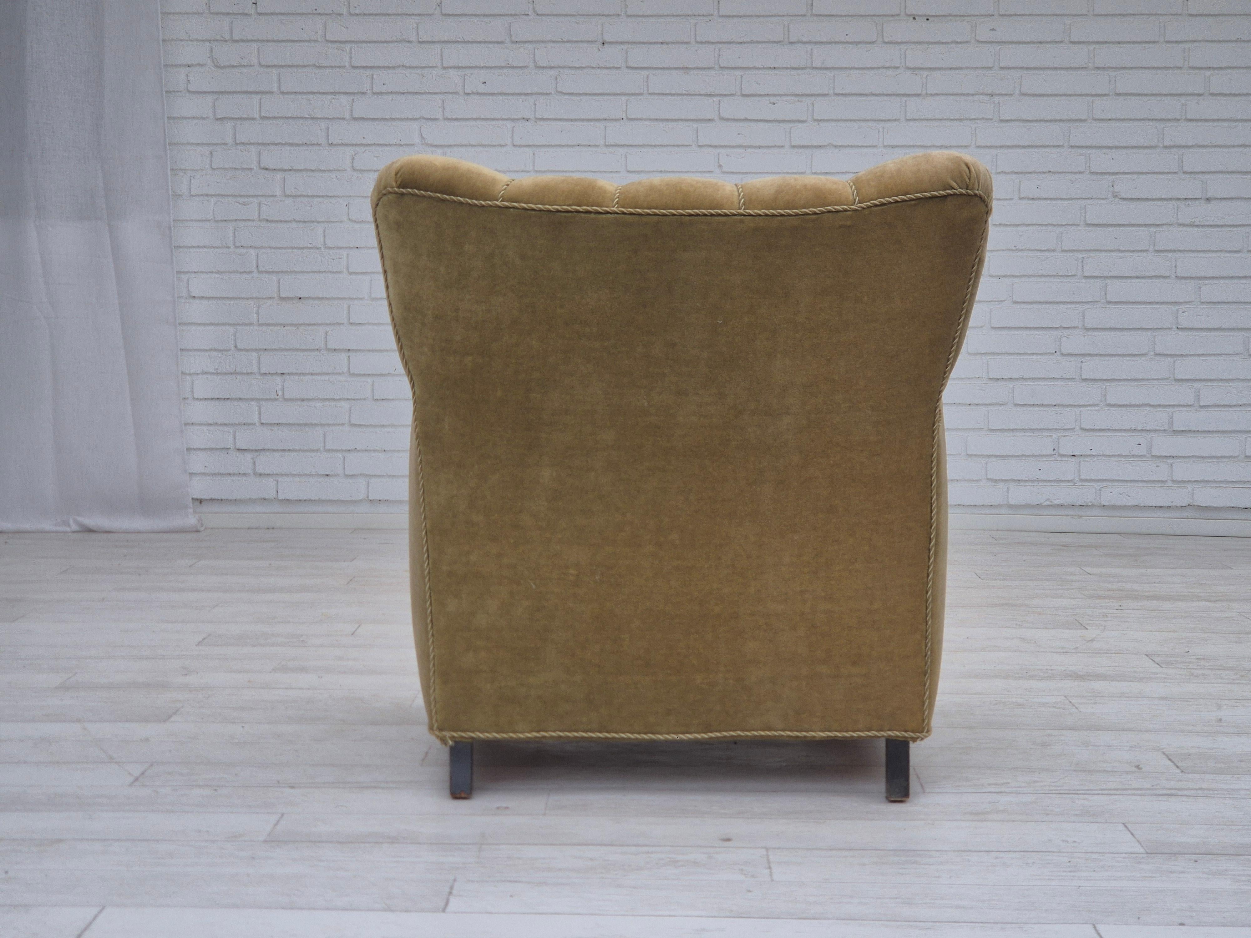 Milieu du XXe siècle Années 50, fauteuil de relaxation danois, velours d'ameublement vert, bois de hêtre. en vente