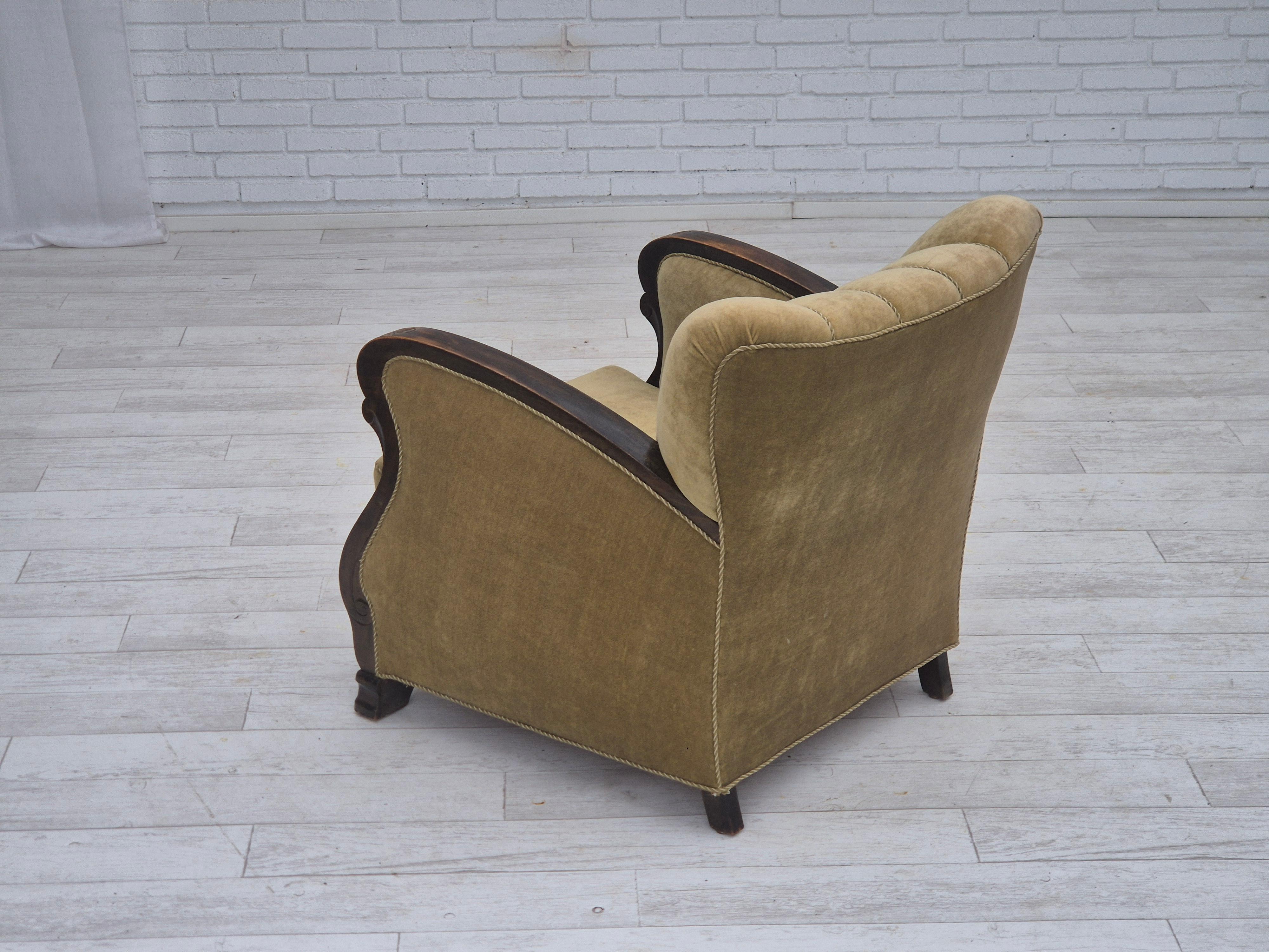 Velours Années 50, fauteuil de relaxation danois, velours d'ameublement vert, bois de hêtre. en vente