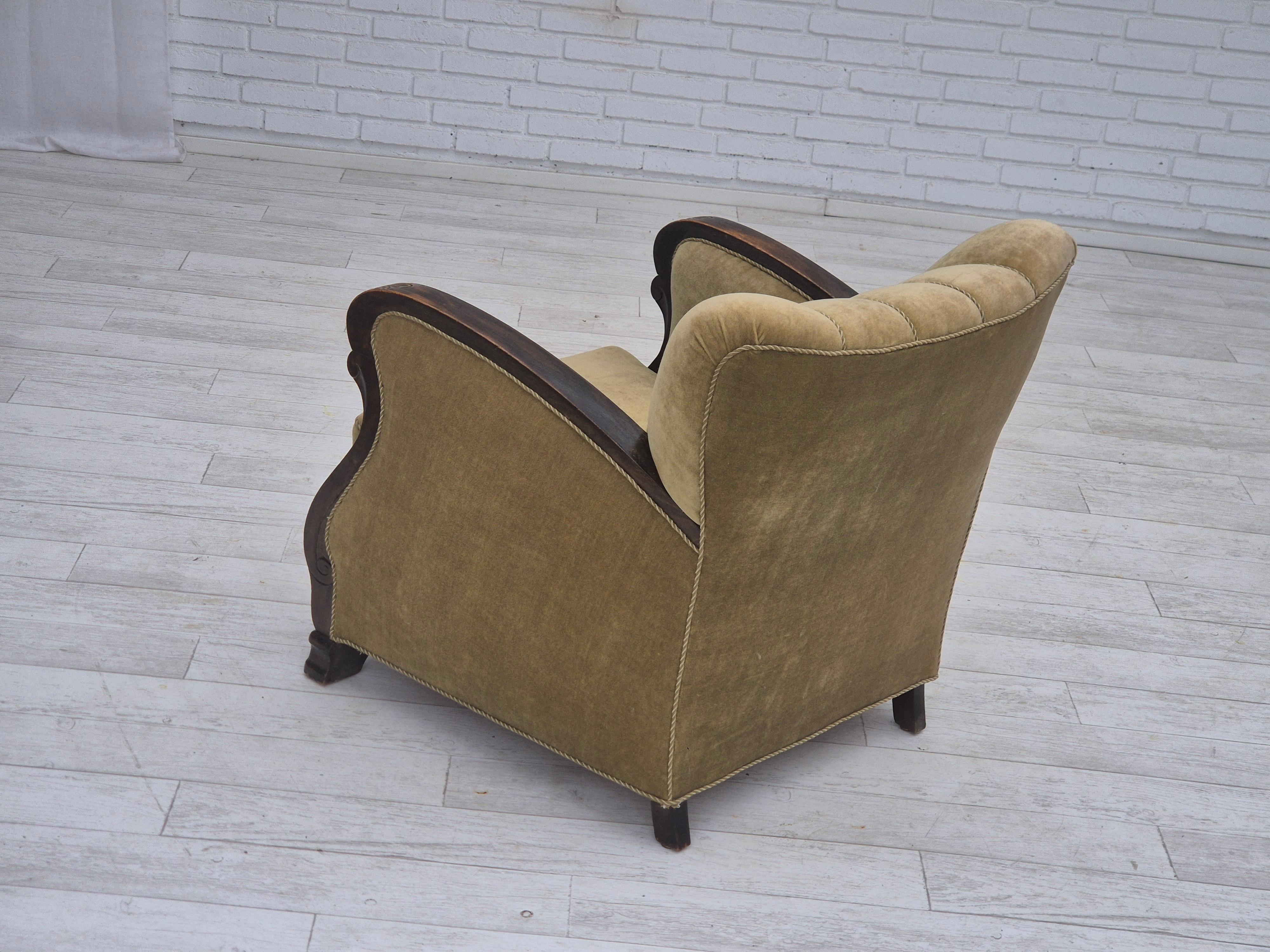 Années 50, fauteuil de relaxation danois, velours d'ameublement vert, bois de hêtre. en vente 1