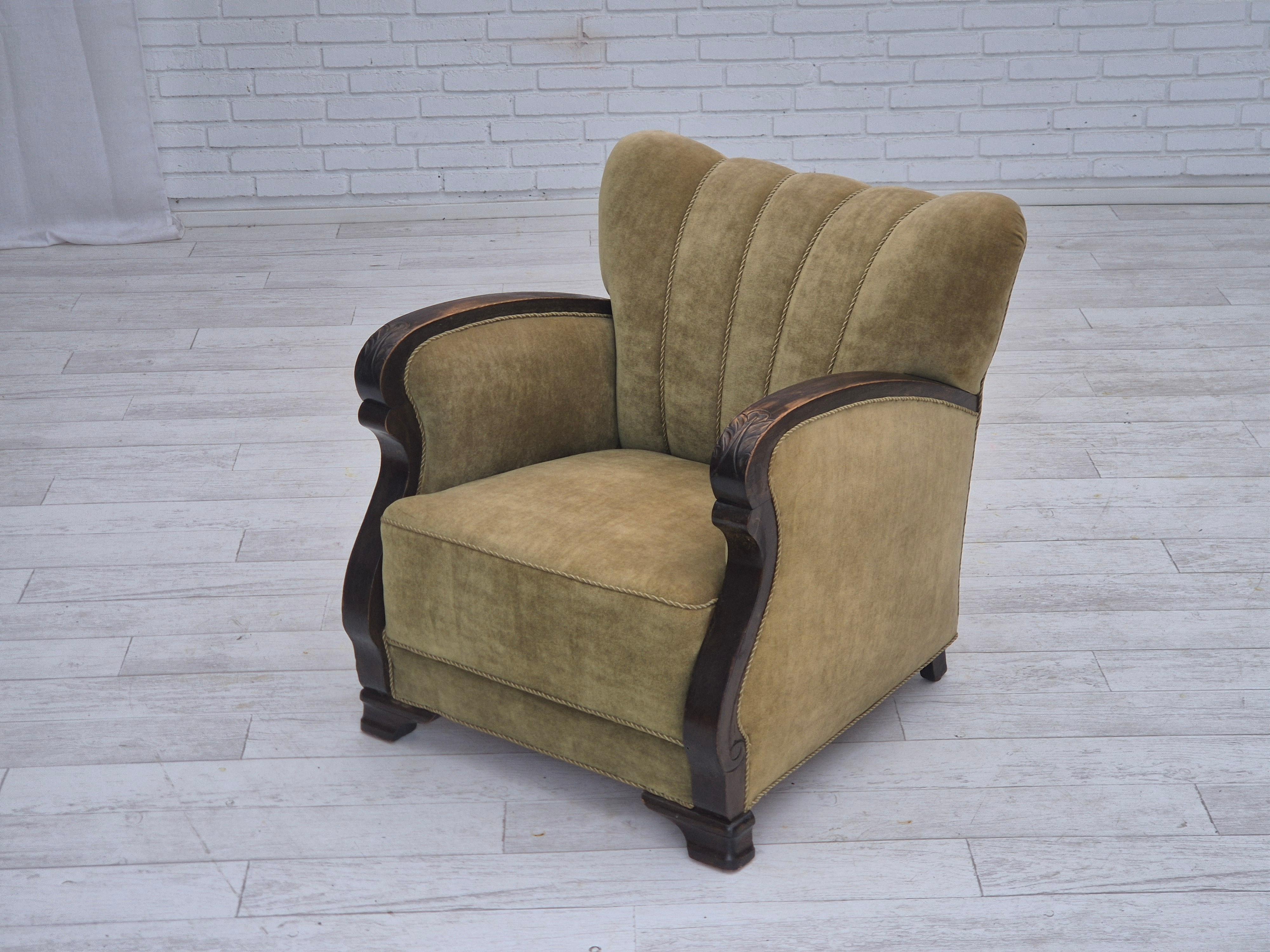Années 50, fauteuil de relaxation danois, velours d'ameublement vert, bois de hêtre. en vente 2