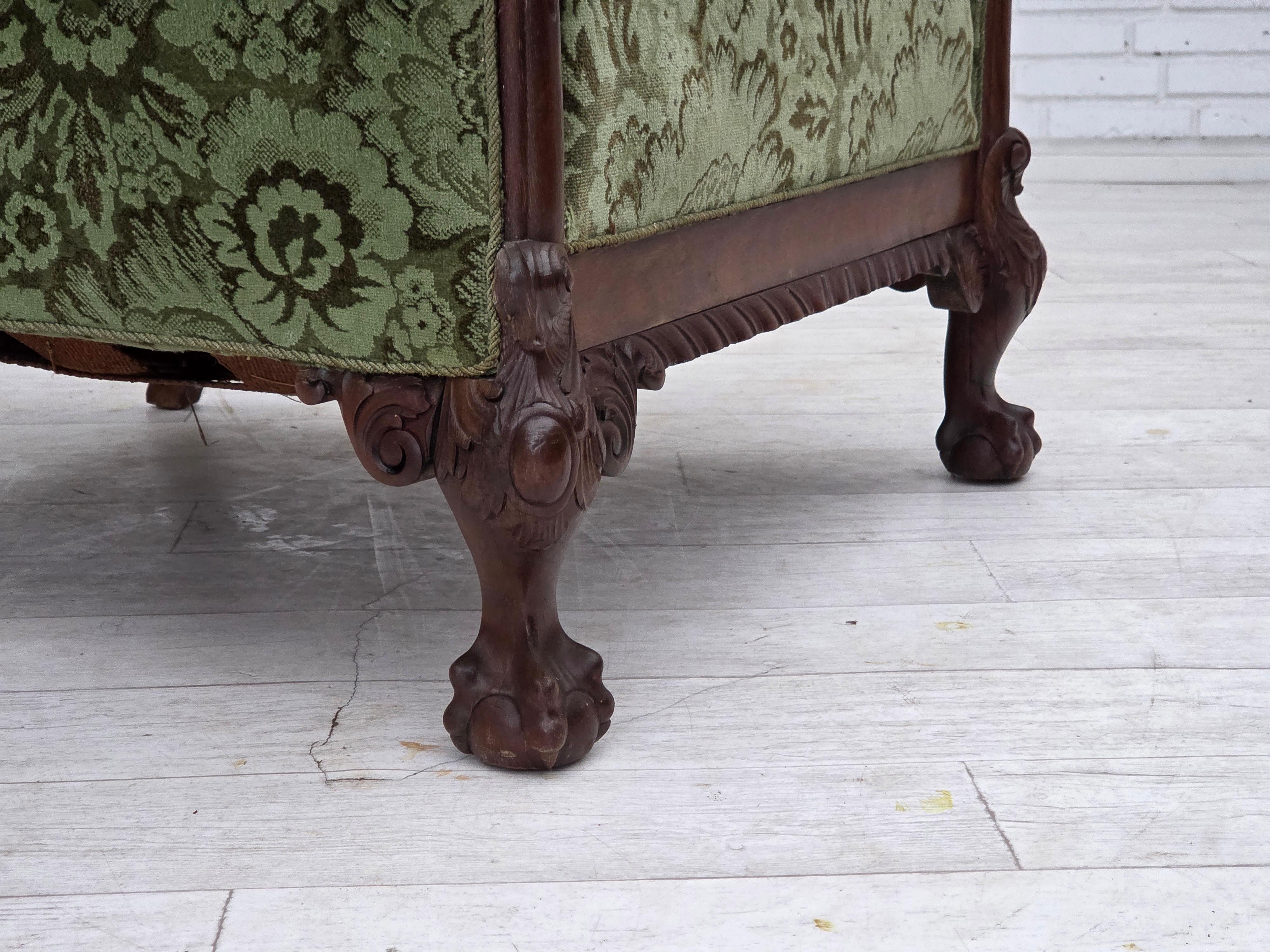 Anni '50, poltrona relax danese, velluto verde da arredamento, legno di quercia intagliato. in vendita 3