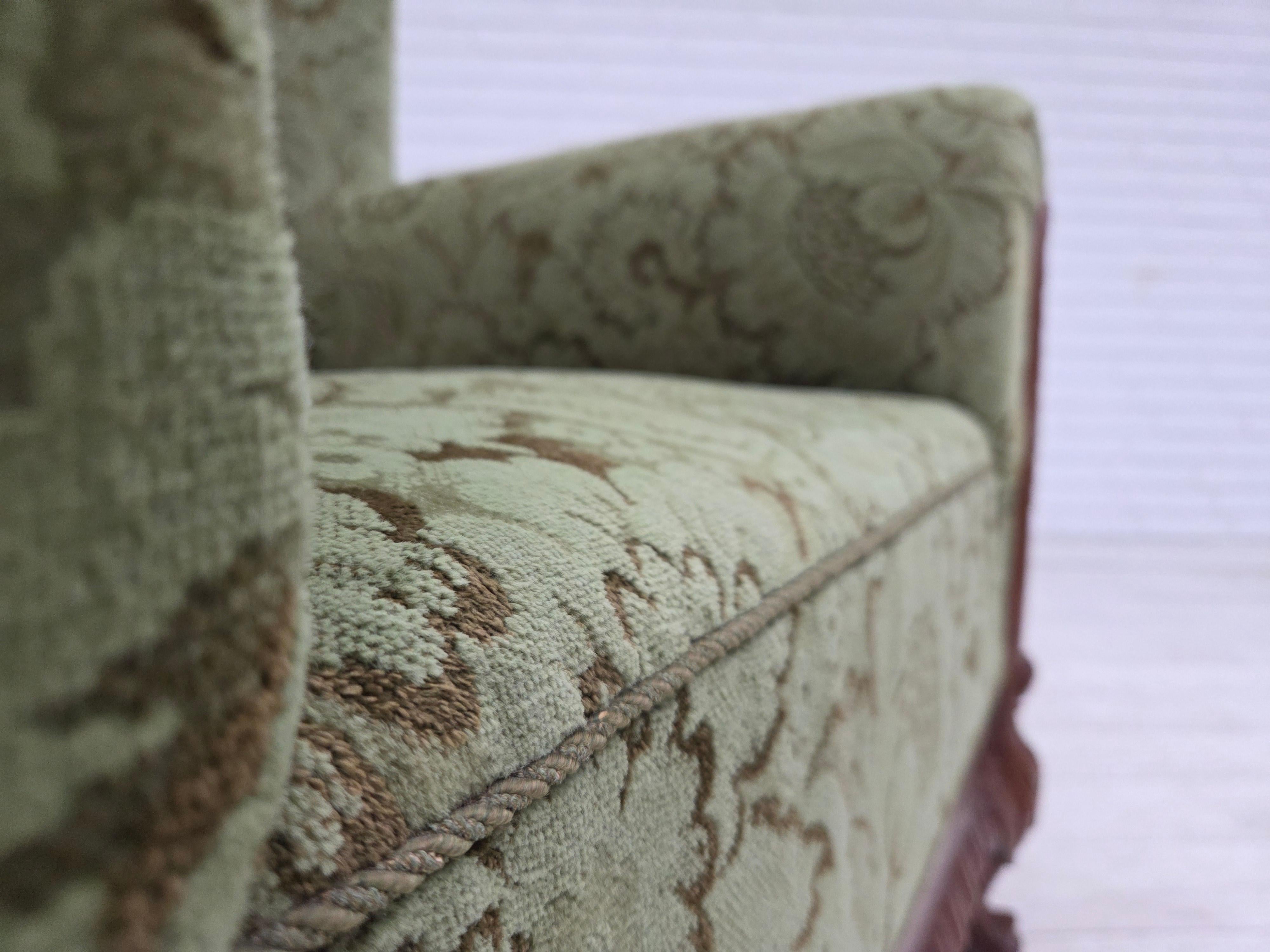 Anni '50, poltrona relax danese, velluto verde da arredamento, legno di quercia intagliato. in vendita 4