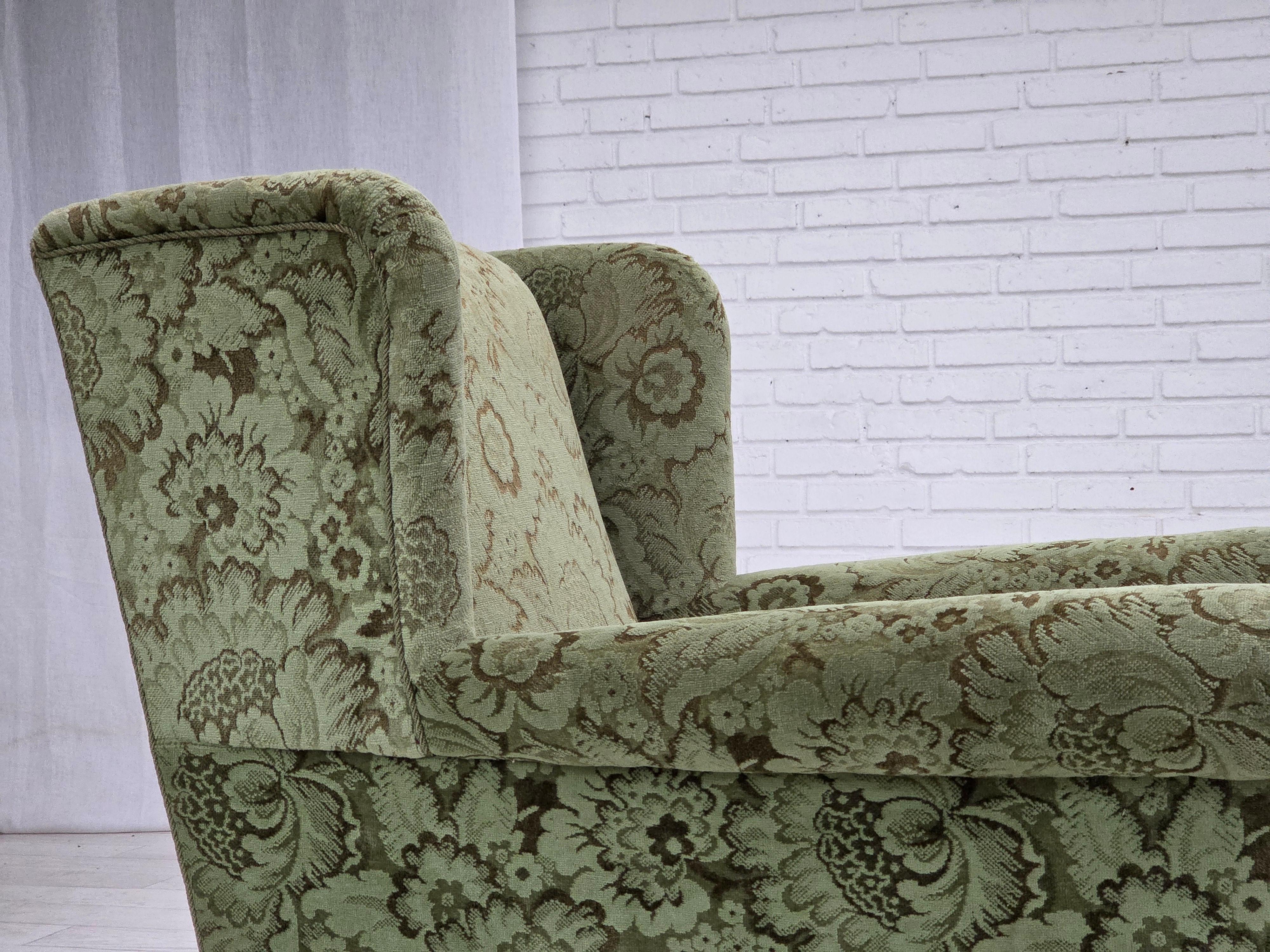 Anni '50, poltrona relax danese, velluto verde da arredamento, legno di quercia intagliato. in vendita 6