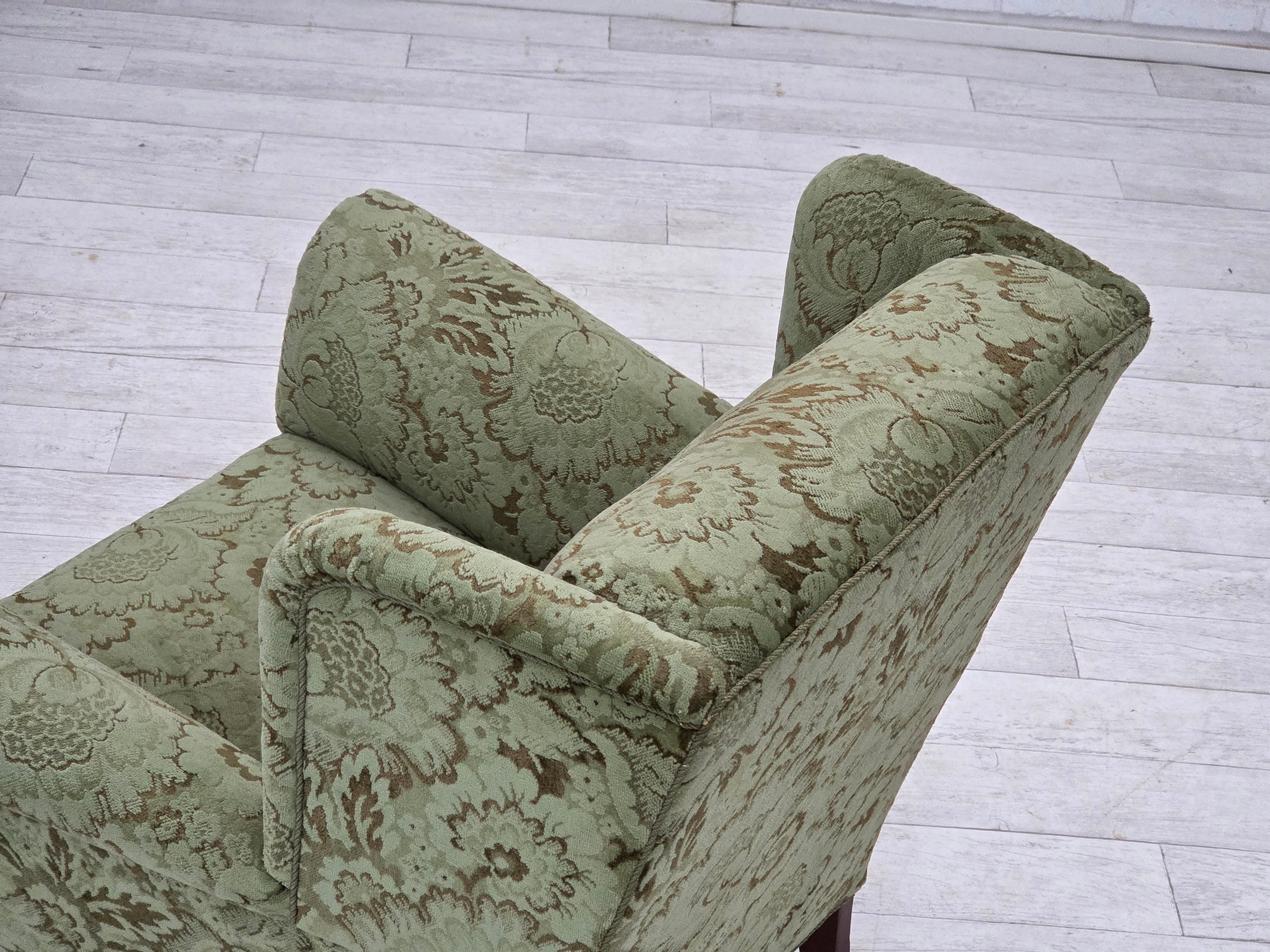 Anni '50, poltrona relax danese, velluto verde da arredamento, legno di quercia intagliato. in vendita 9