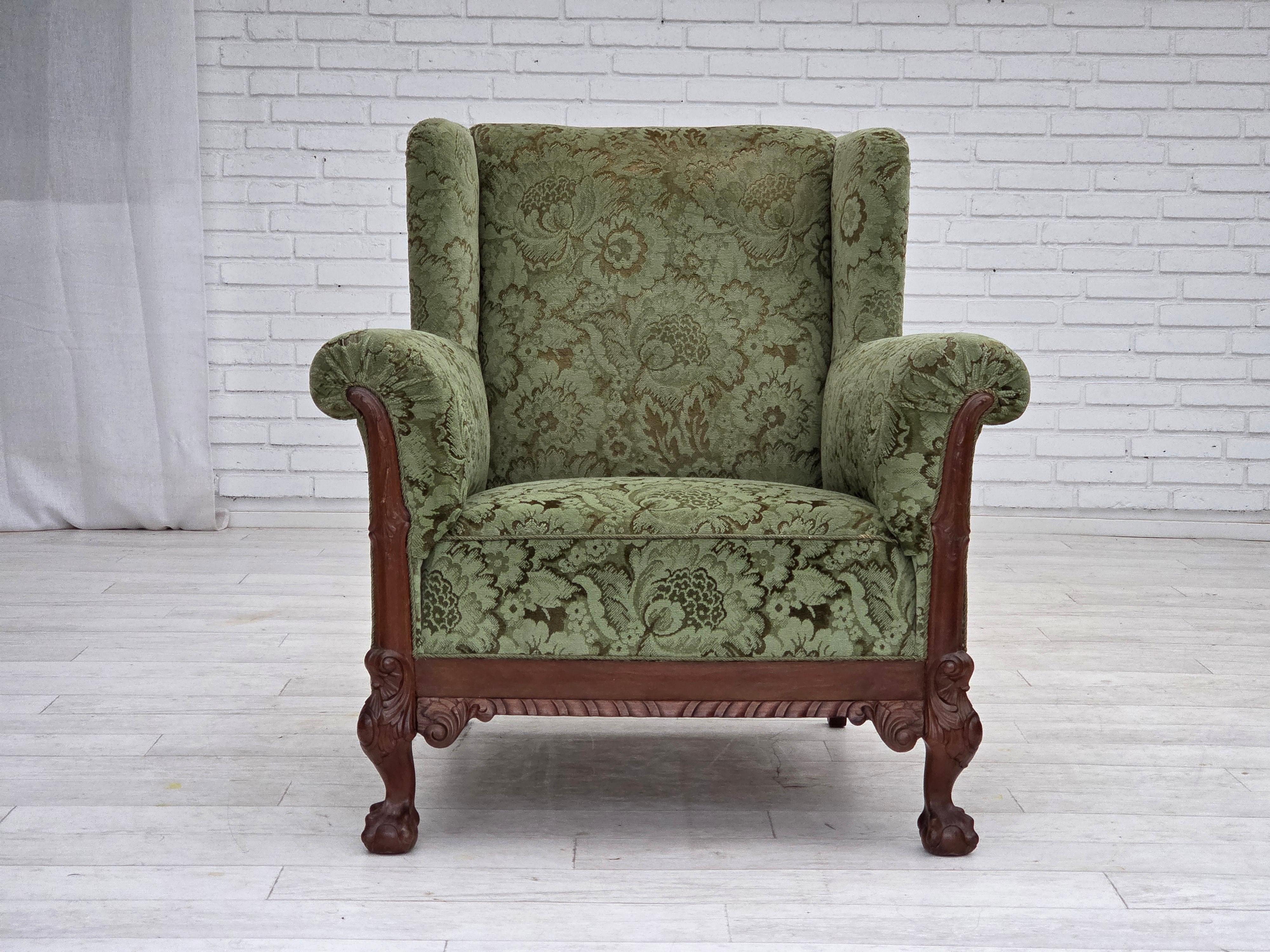 1950, poltrona relax danese. Velluto verde da arredamento, legno di quercia intagliato, molle in ottone nella seduta. La sedia è stata tappezzata da un artigiano circa 15 anni fa. Ottime condizioni: nessun odore, nessuna macchia e struttura stabile.