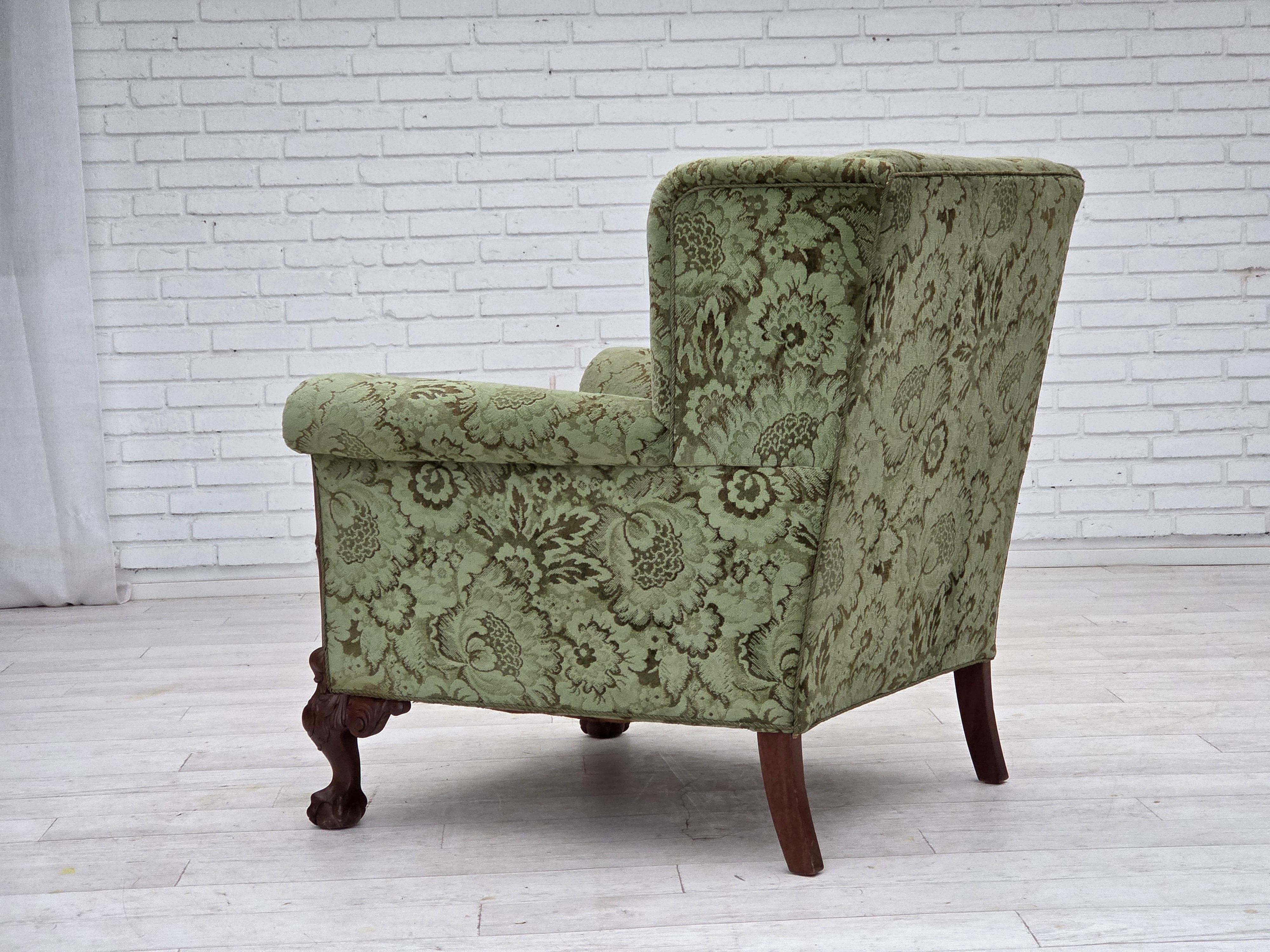 Velluto Anni '50, poltrona relax danese, velluto verde da arredamento, legno di quercia intagliato. in vendita