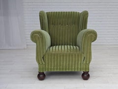 Años 50, sillón relax danés, tela de terciopelo verde mobiliario, patas de madera de fresno.