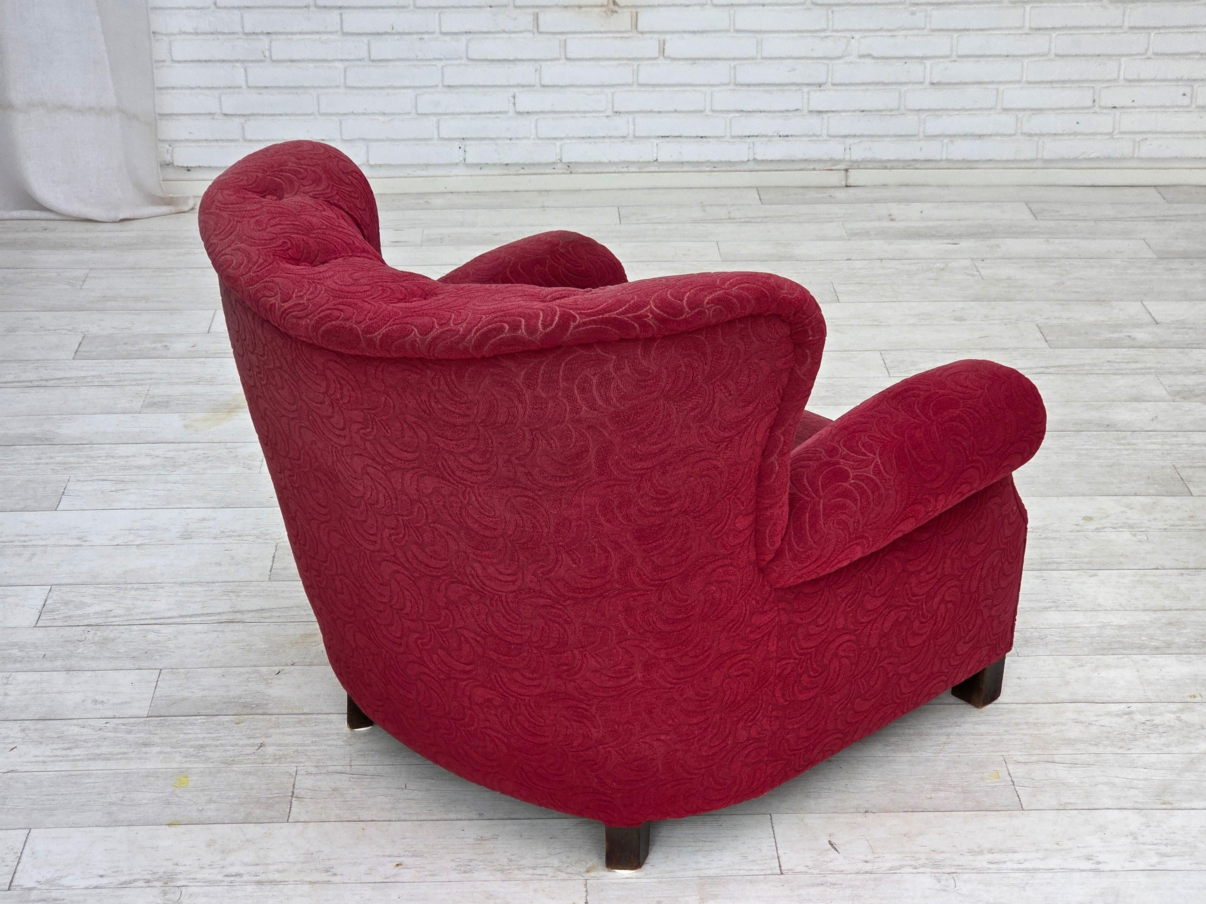 Poltrona relax Wood degli anni '50, tessuto d'arredamento rosso, gambe in legno di frassino. in vendita 3