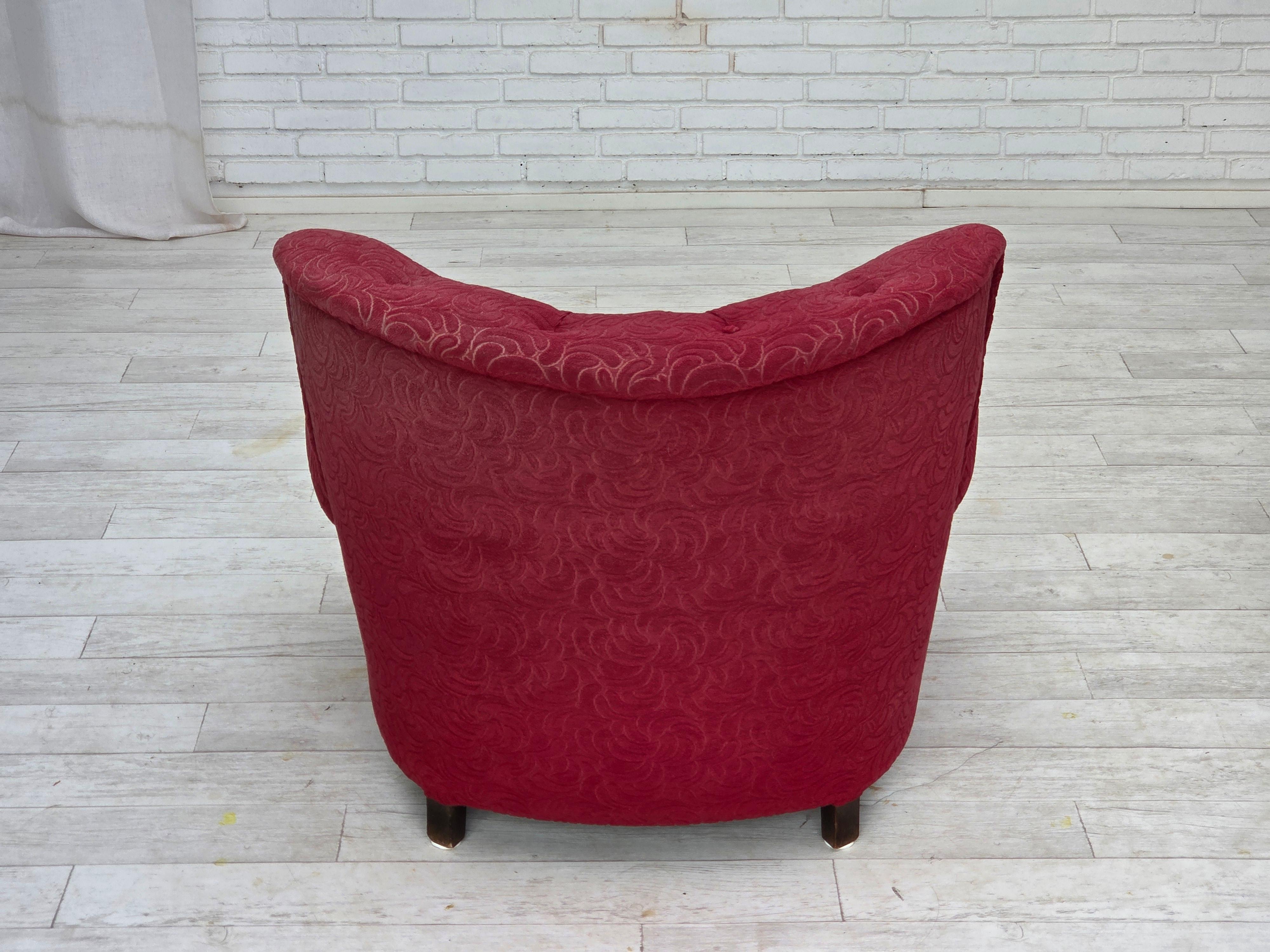 Poltrona relax Wood degli anni '50, tessuto d'arredamento rosso, gambe in legno di frassino. in vendita 4