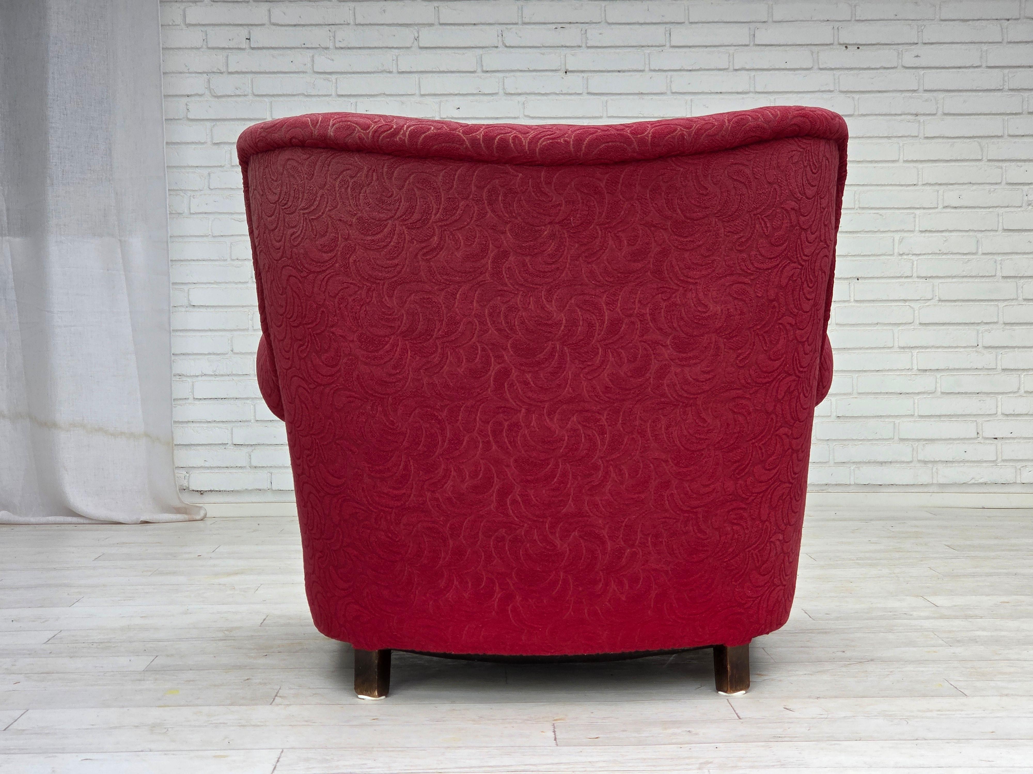 Poltrona relax Wood degli anni '50, tessuto d'arredamento rosso, gambe in legno di frassino. in vendita 5