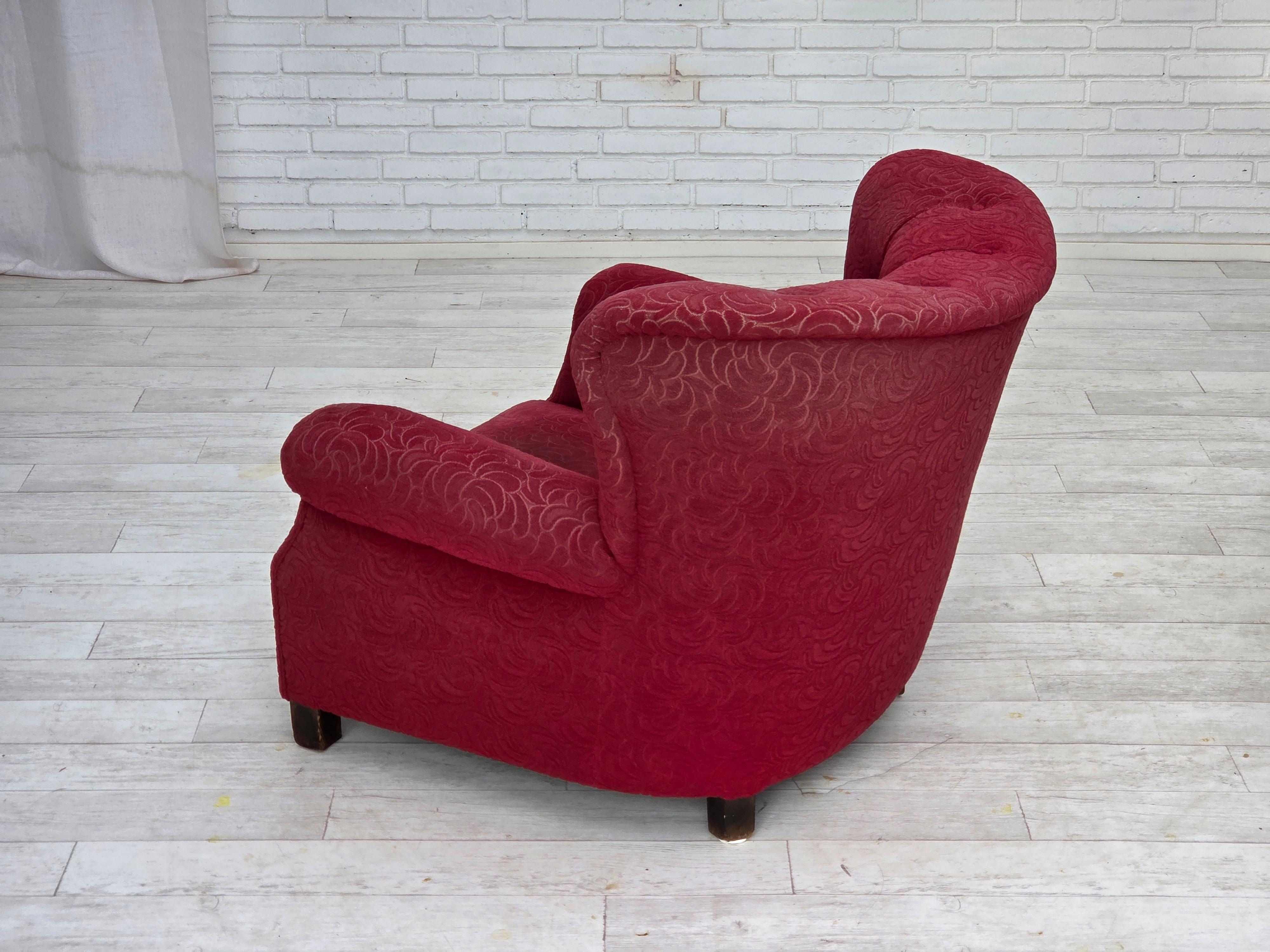 Poltrona relax Wood degli anni '50, tessuto d'arredamento rosso, gambe in legno di frassino. in vendita 6