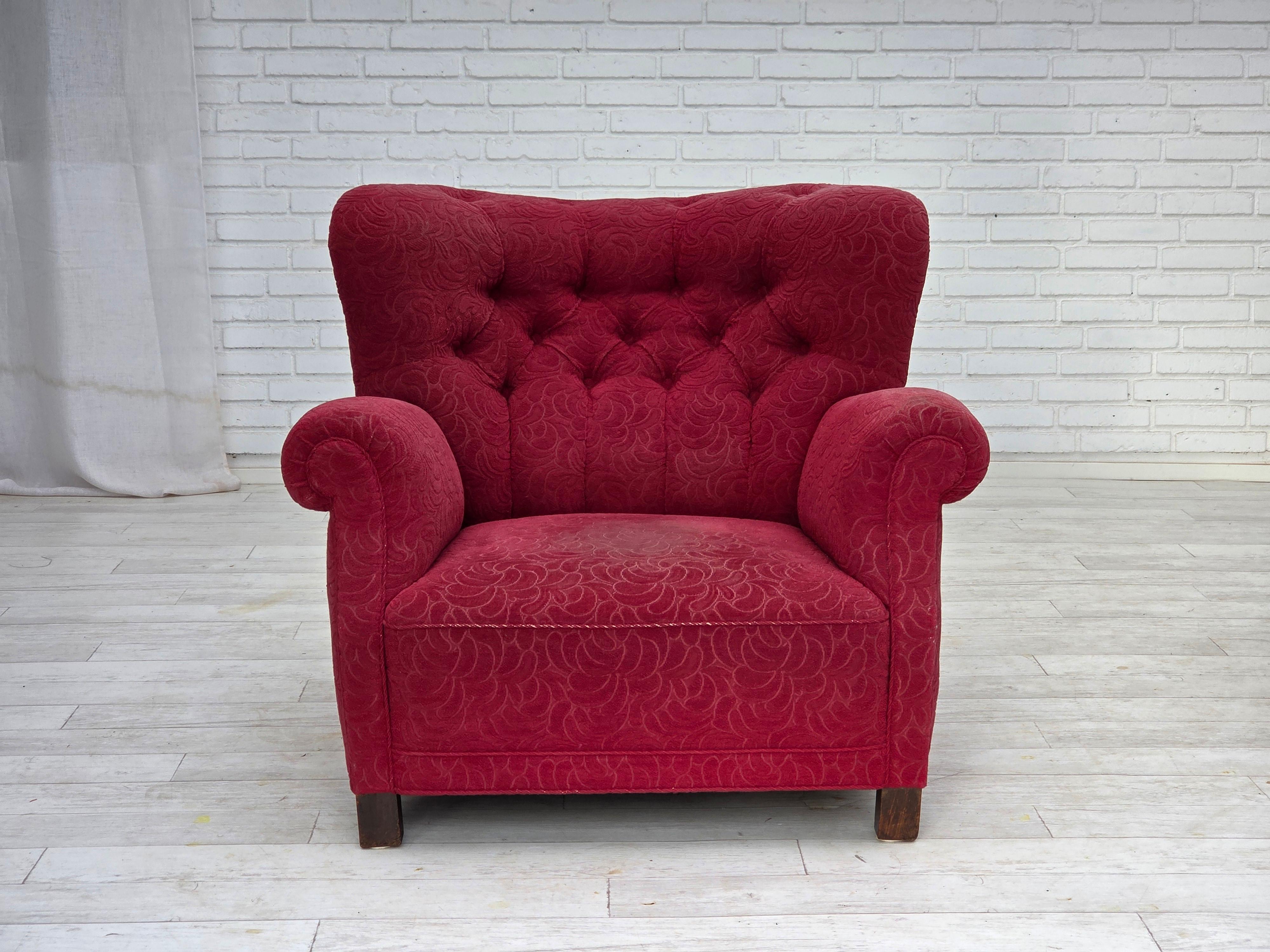1950, poltrona relax danese. Tessuto d'arredo rosso, gambe in legno di frassino, molle nella seduta. Condizioni originali buone: nessun odore, nessuna macchia e struttura stabile. Usura dovuta all'età e all'uso: tessuto leggermente usurato sulla