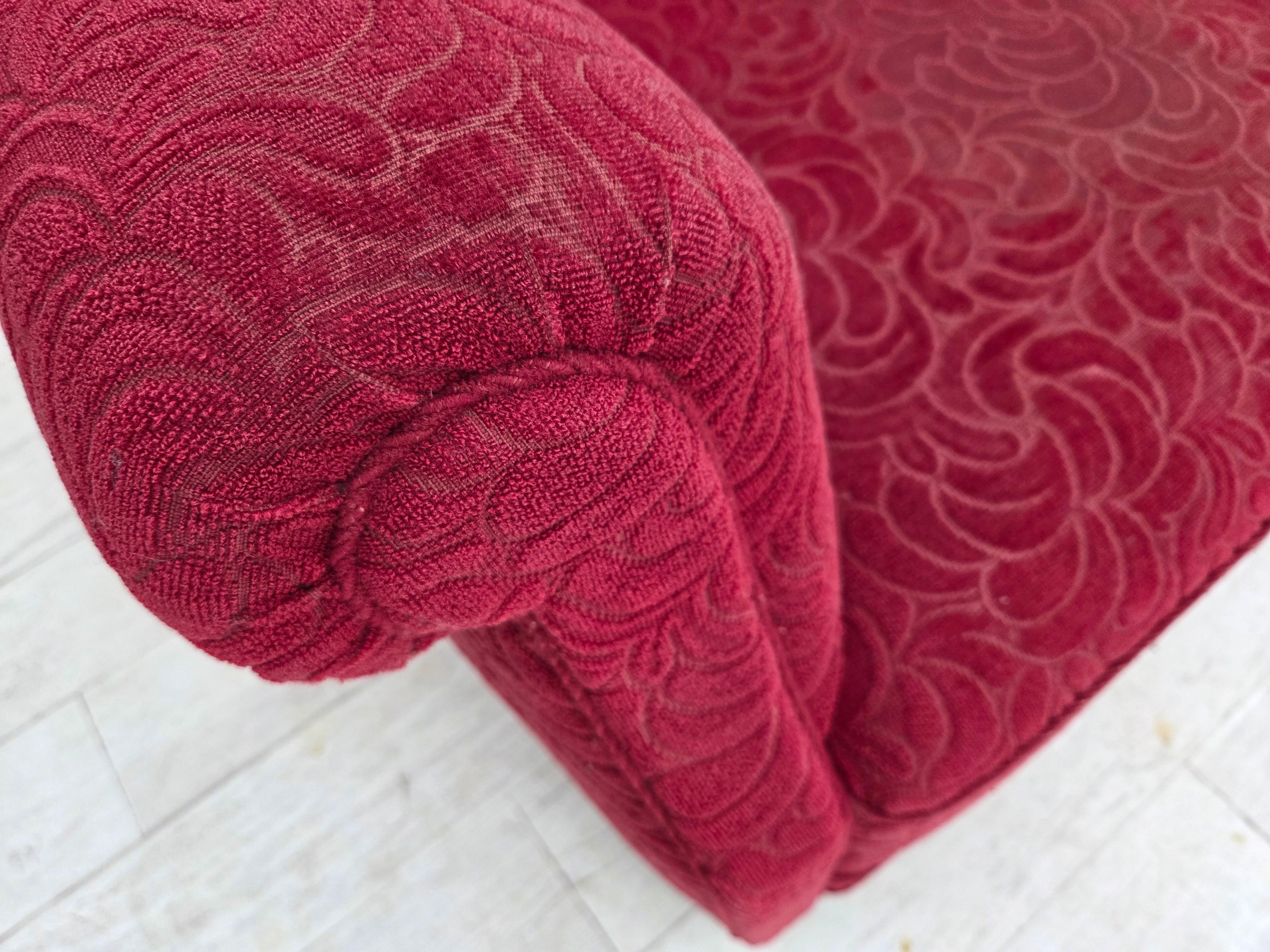 Scandinavo moderno Poltrona relax Wood degli anni '50, tessuto d'arredamento rosso, gambe in legno di frassino. in vendita