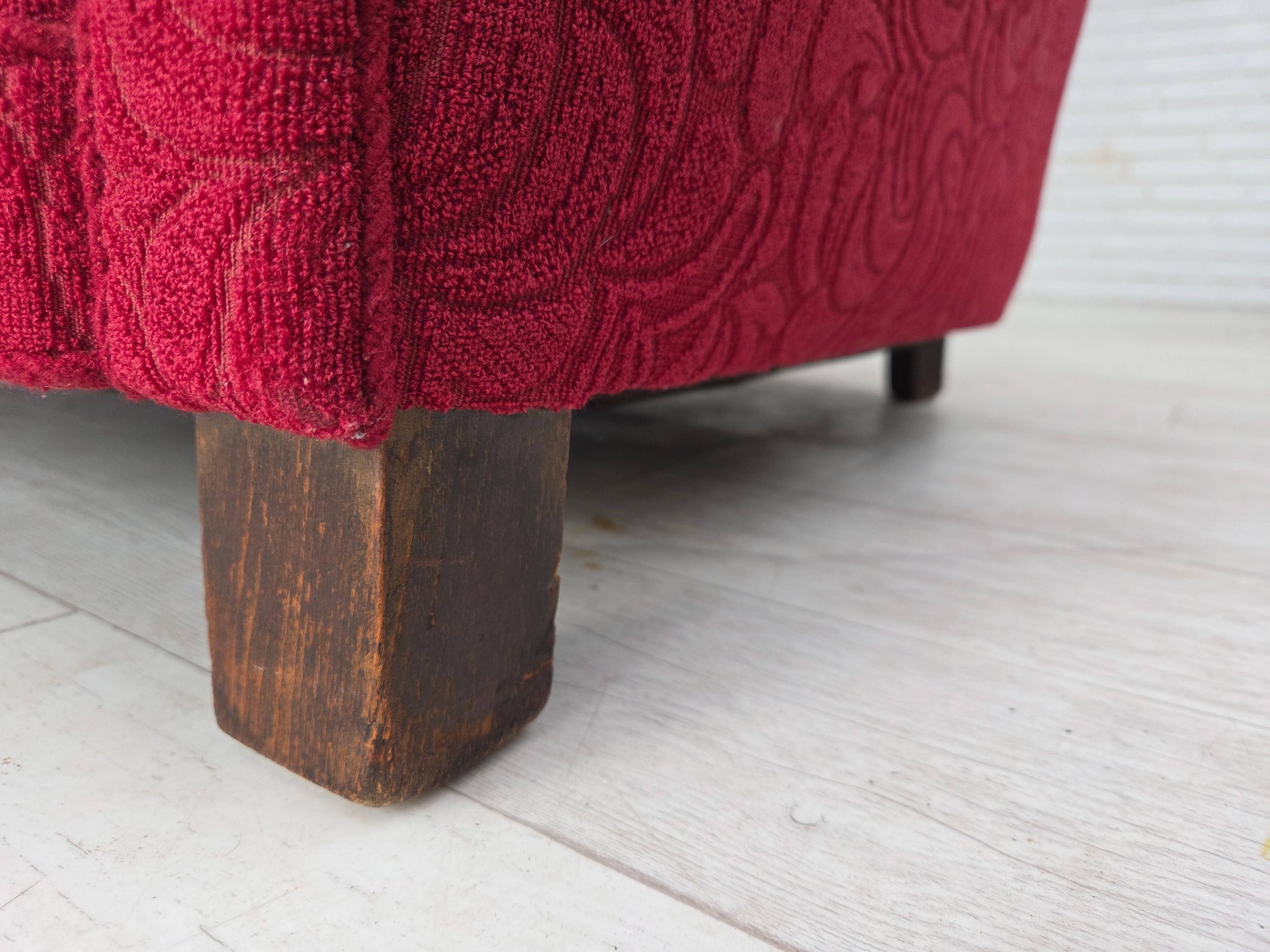 Danese Poltrona relax Wood degli anni '50, tessuto d'arredamento rosso, gambe in legno di frassino. in vendita