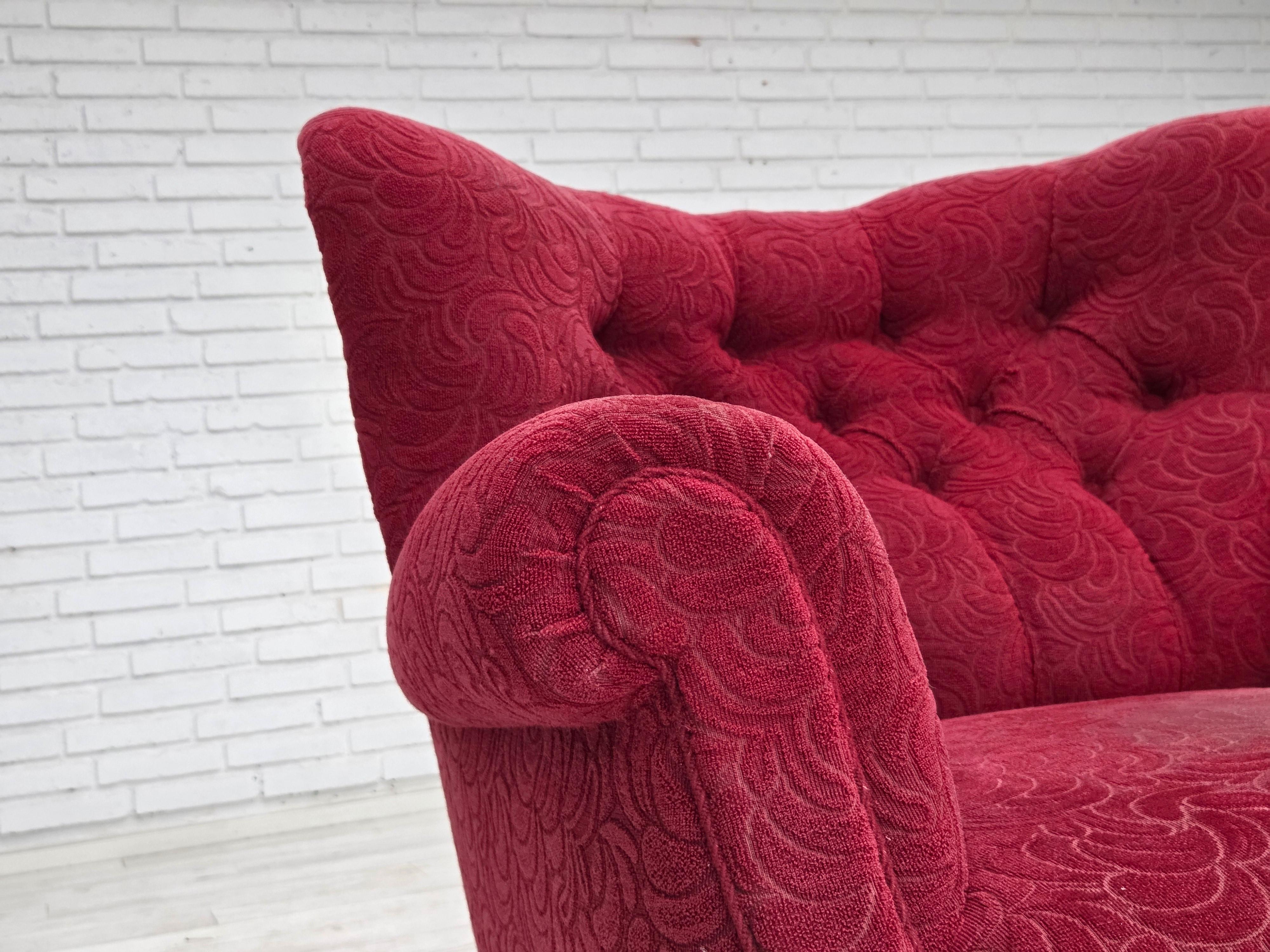 Poltrona relax Wood degli anni '50, tessuto d'arredamento rosso, gambe in legno di frassino. In condizioni buone in vendita a Tarm, 82