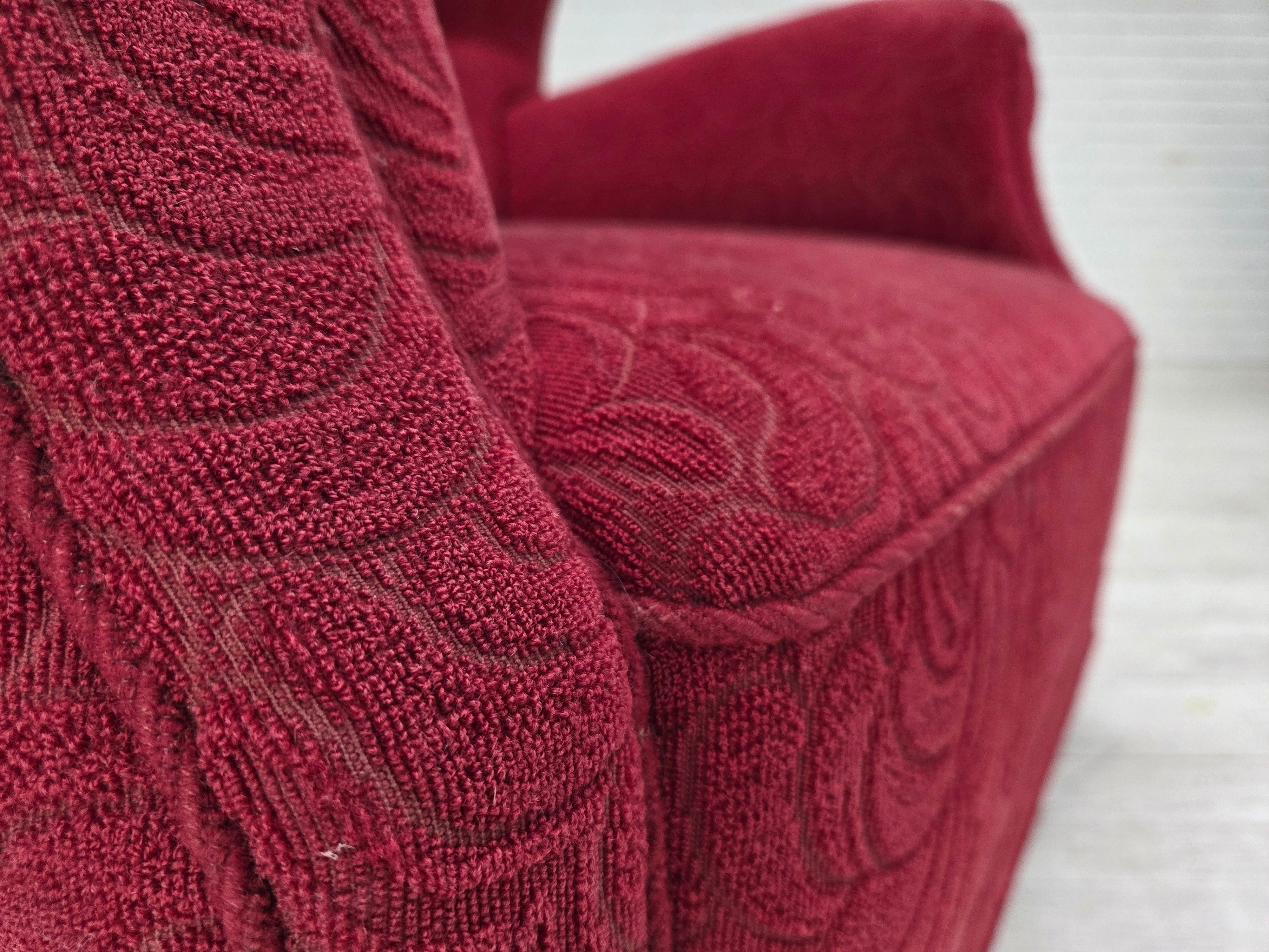 Metà XX secolo Poltrona relax Wood degli anni '50, tessuto d'arredamento rosso, gambe in legno di frassino. in vendita