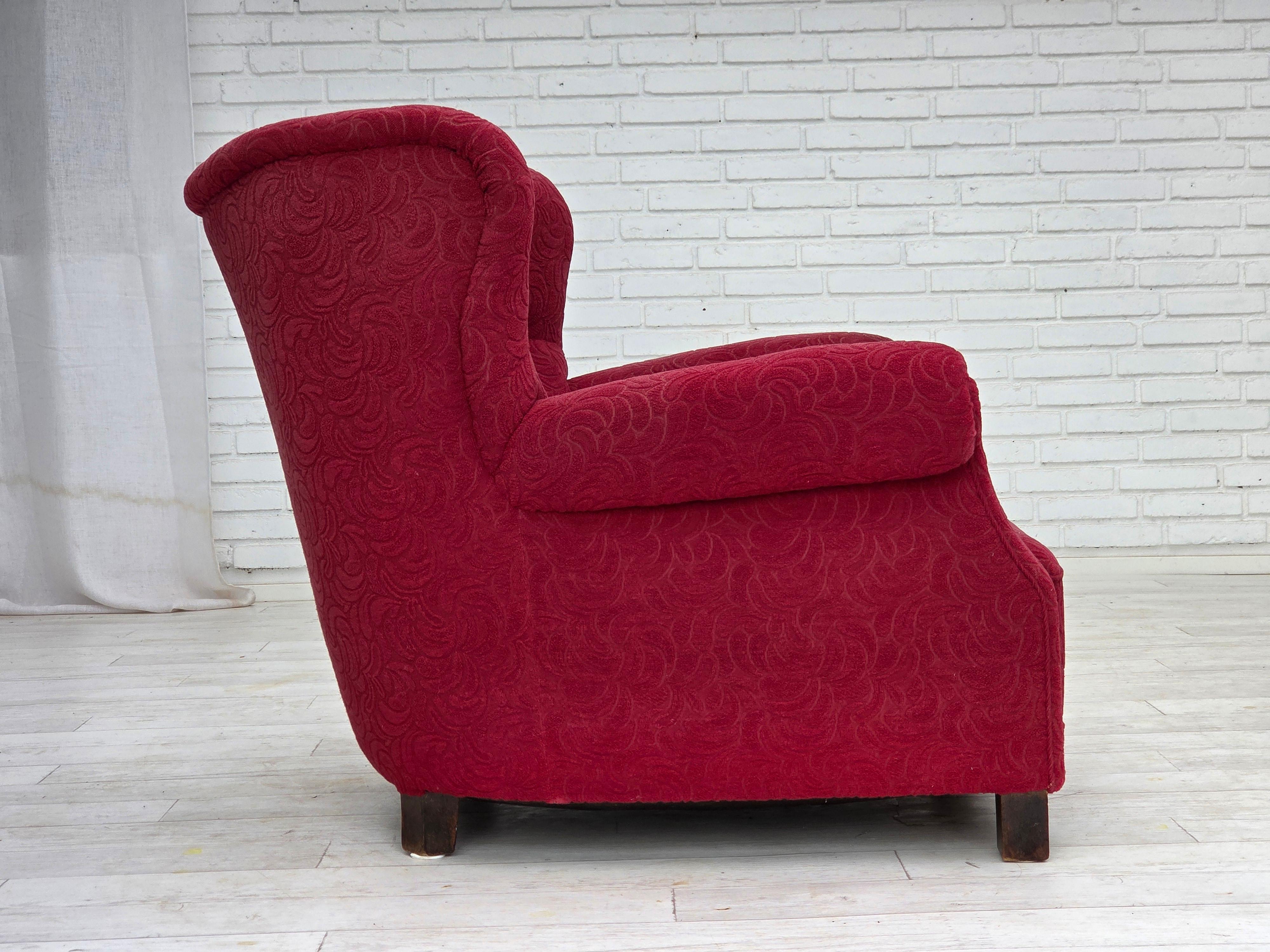 Lana Poltrona relax Wood degli anni '50, tessuto d'arredamento rosso, gambe in legno di frassino. in vendita