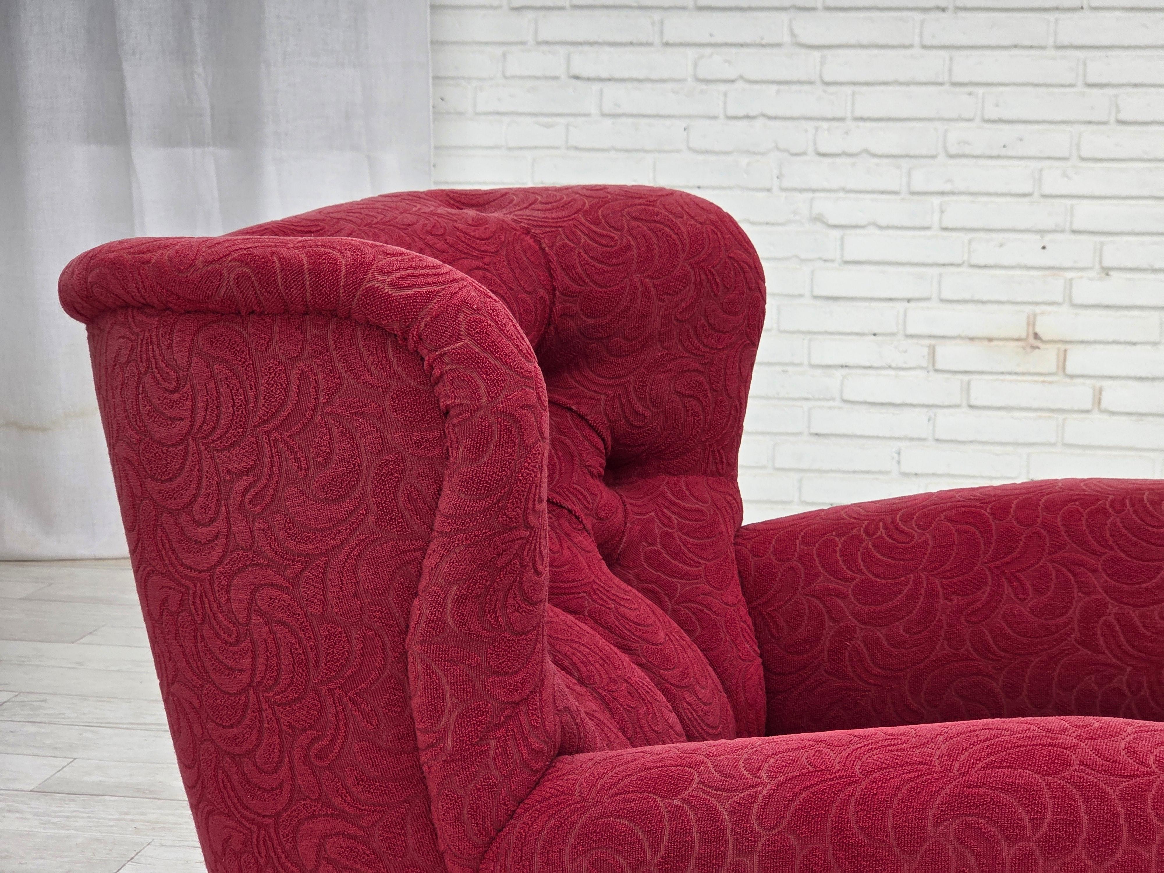Poltrona relax Wood degli anni '50, tessuto d'arredamento rosso, gambe in legno di frassino. in vendita 2