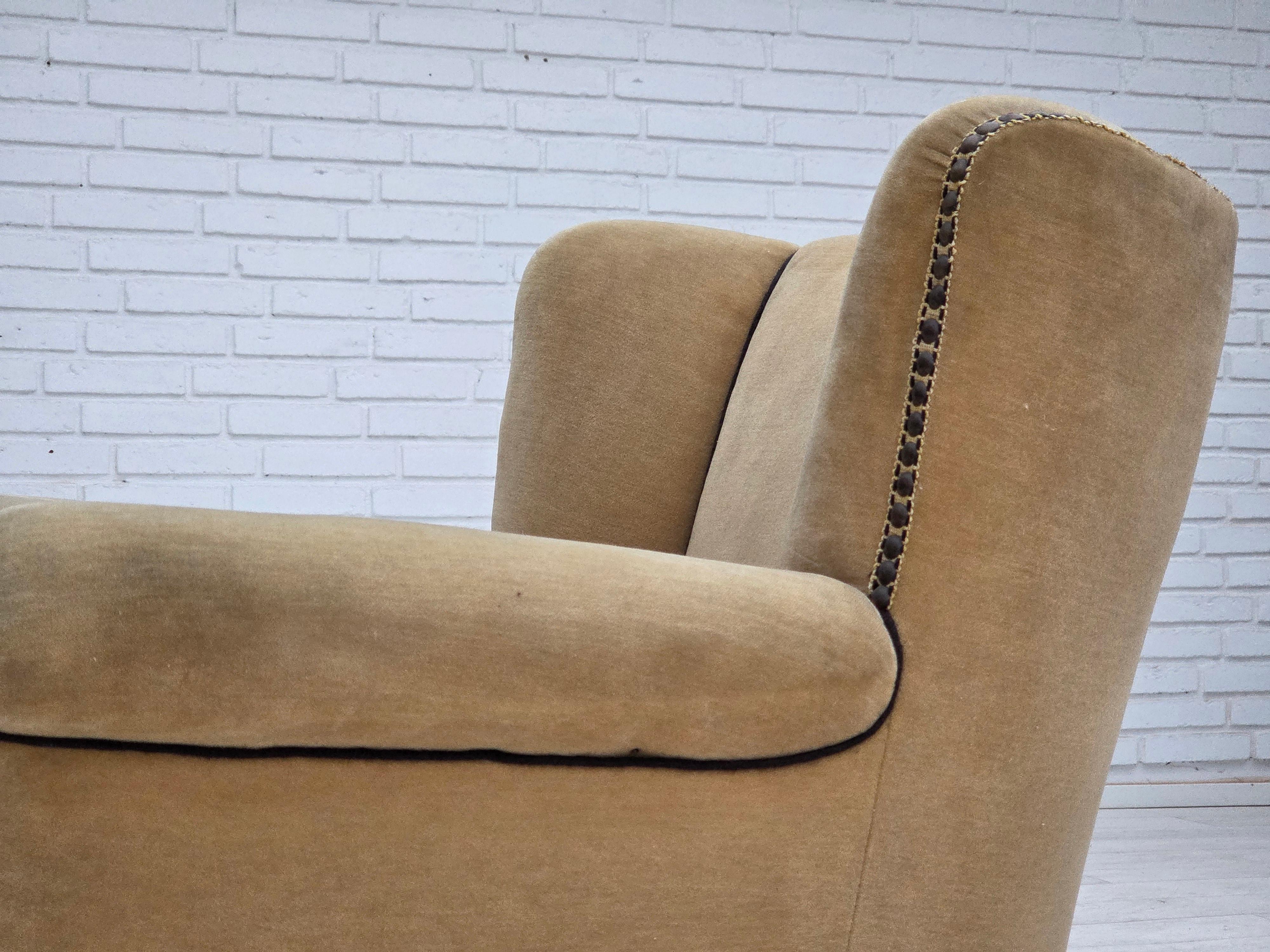 1950er Jahre, dänischer Relaxsessel, Veloursmöbel mit Patina, Beine aus Eichenholz. im Angebot 4