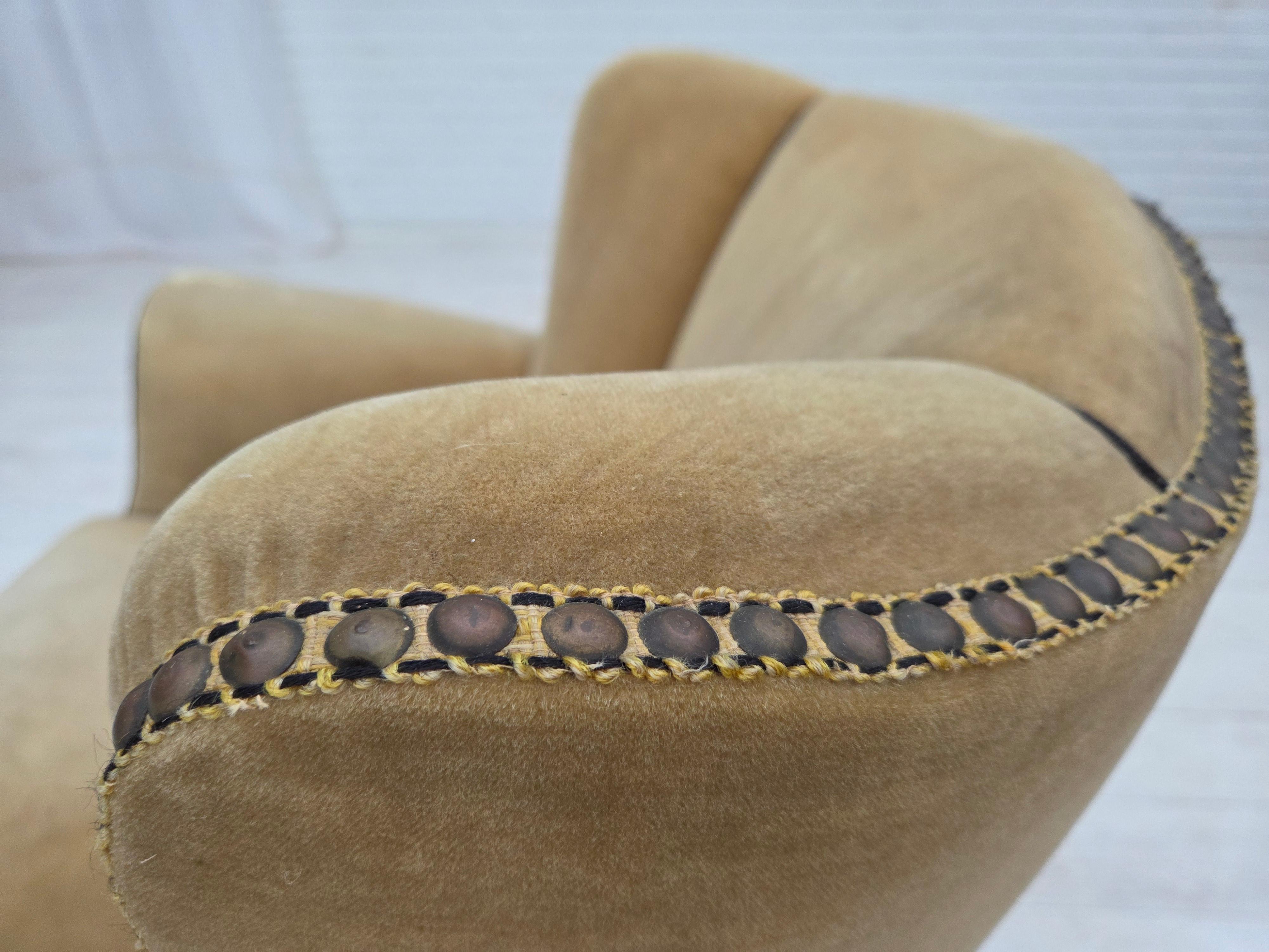 1950er Jahre, dänischer Relaxsessel, Veloursmöbel mit Patina, Beine aus Eichenholz. im Angebot 5