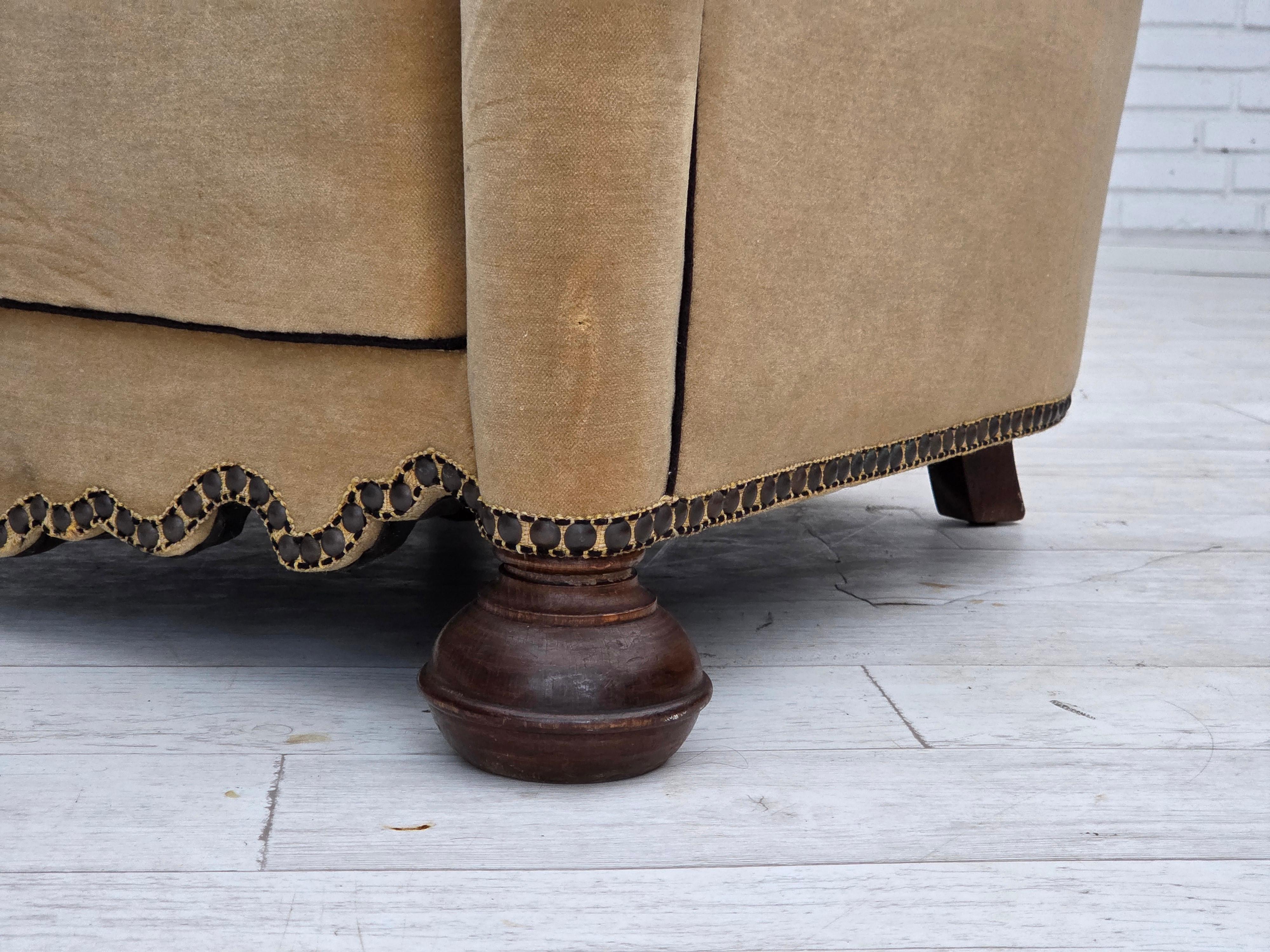 1950er Jahre, dänischer Relaxsessel, Veloursmöbel mit Patina, Beine aus Eichenholz. im Angebot 7