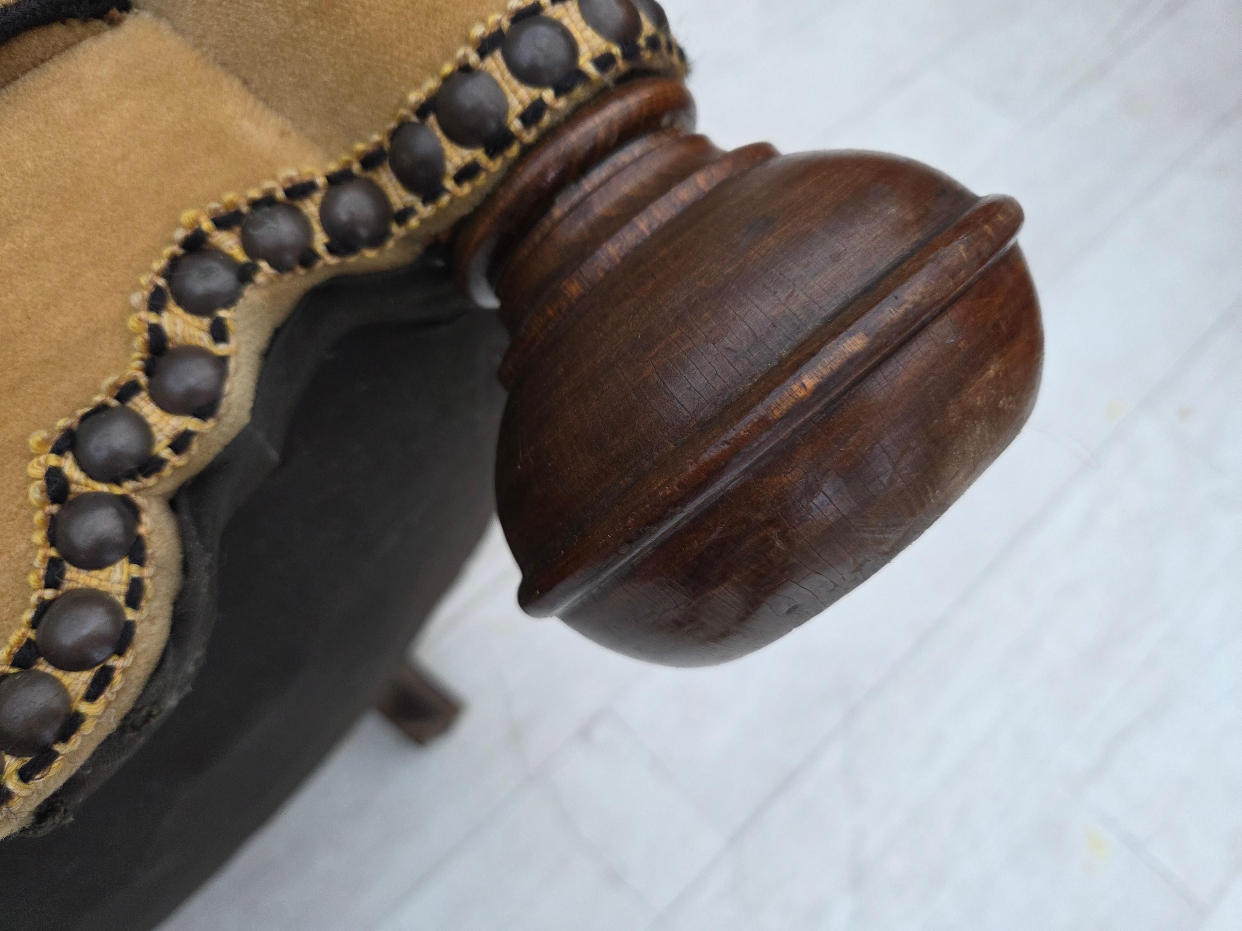 1950er Jahre, dänischer Relaxsessel, Veloursmöbel mit Patina, Beine aus Eichenholz. im Angebot 9