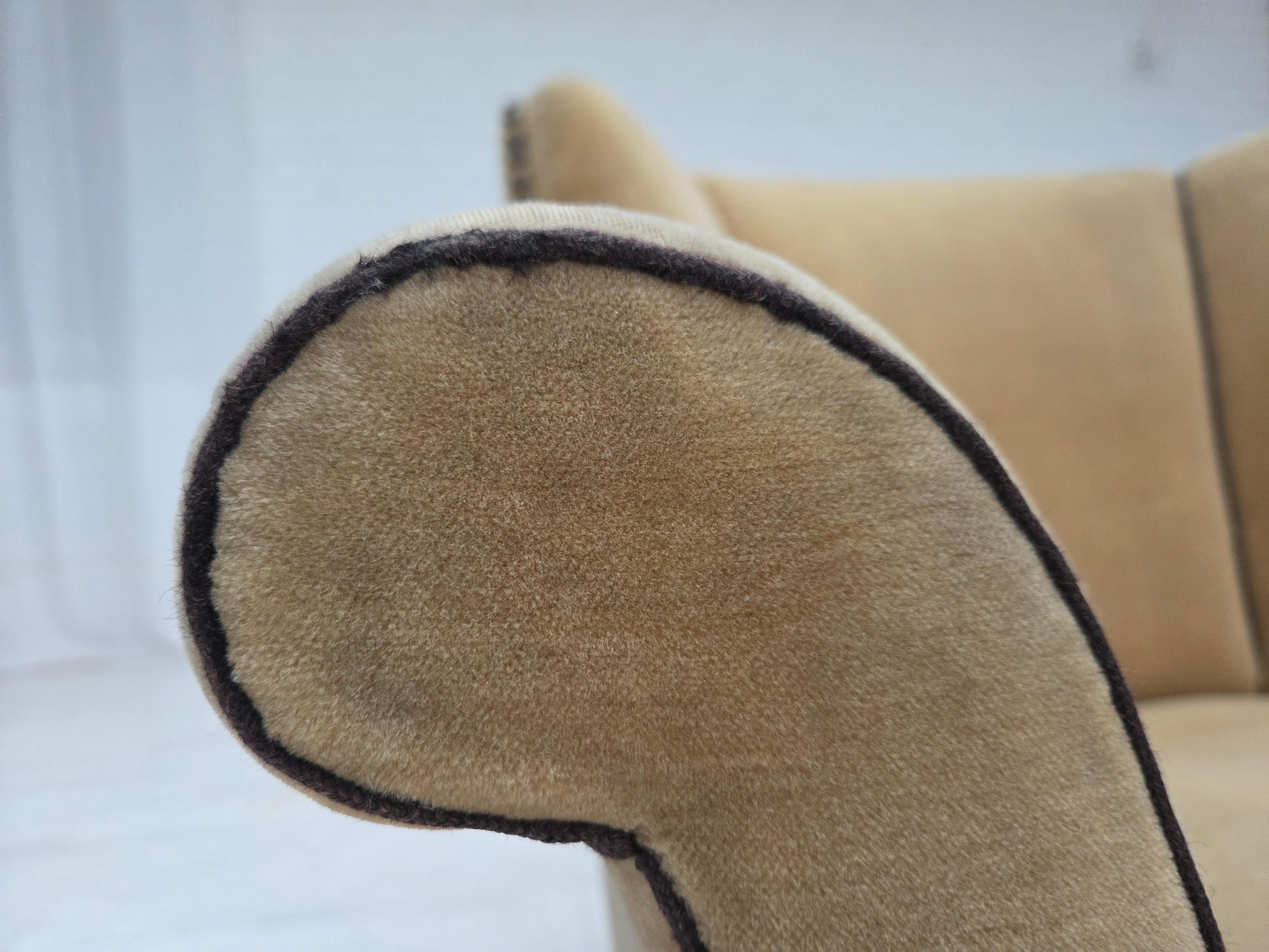 1950er Jahre, dänischer Relaxsessel, Veloursmöbel mit Patina, Beine aus Eichenholz. im Angebot 10