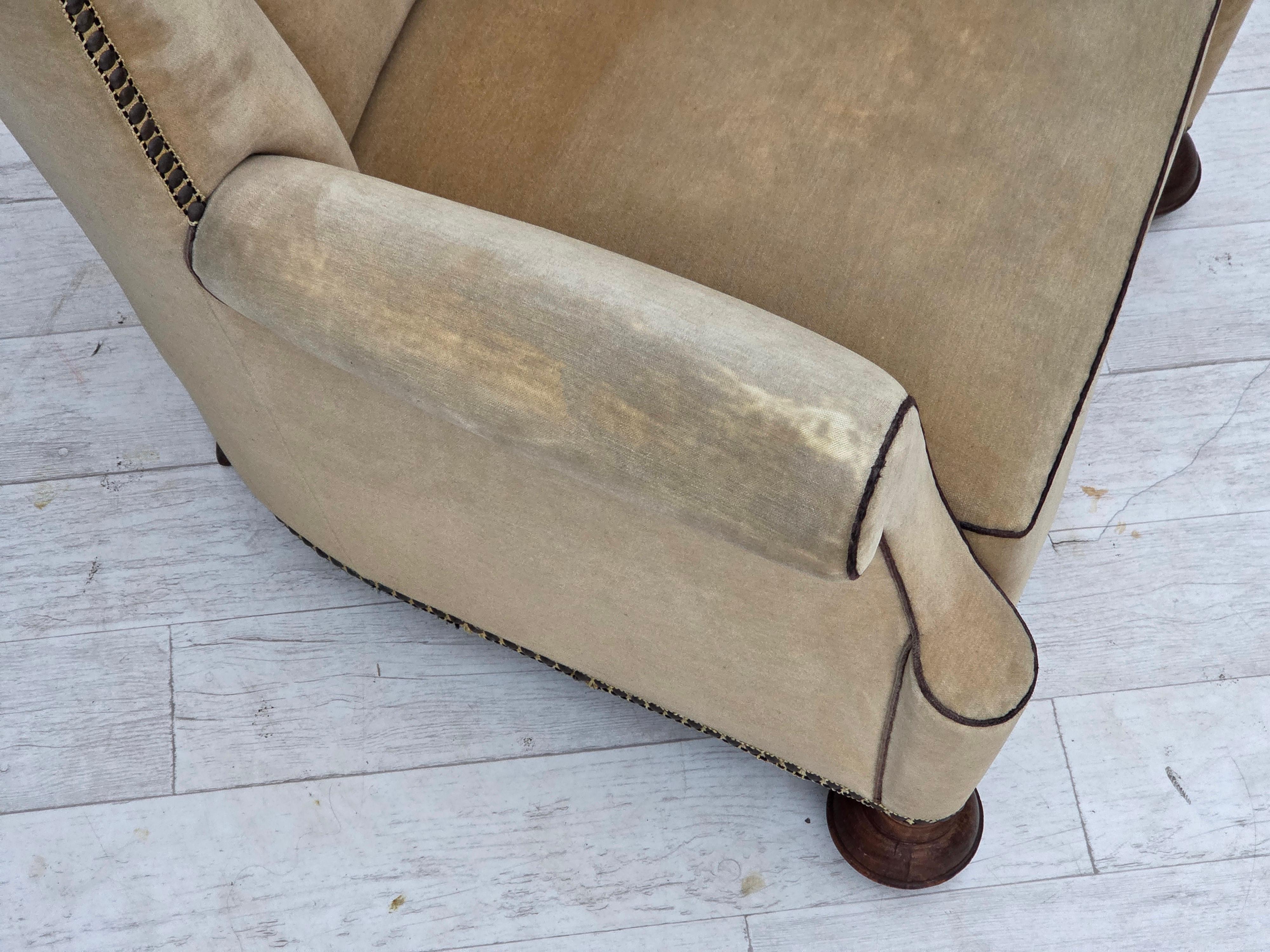 1950er Jahre, dänischer Relaxsessel, Veloursmöbel mit Patina, Beine aus Eichenholz. im Angebot 11