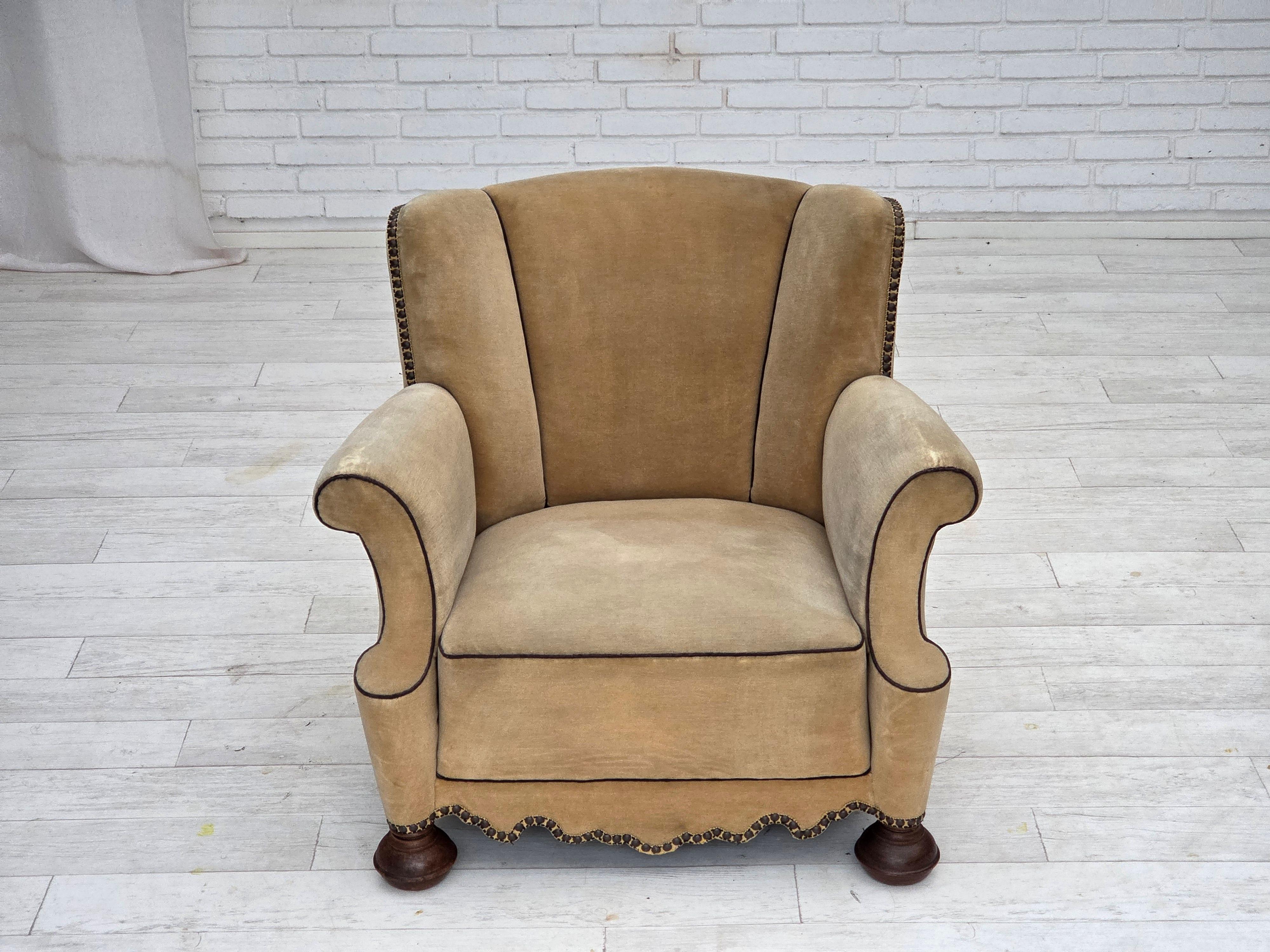 1950er Jahre, Dänischer Relaxsessel. Beige Möbel Velours mit Patina, Eichenholz Beine, Federn in den Sitz. Guter Originalzustand: keine Gerüche, keine Flecken und stabile Konstruktion. Leicht abgenutztes Velours an den Armlehnen. Hergestellt von