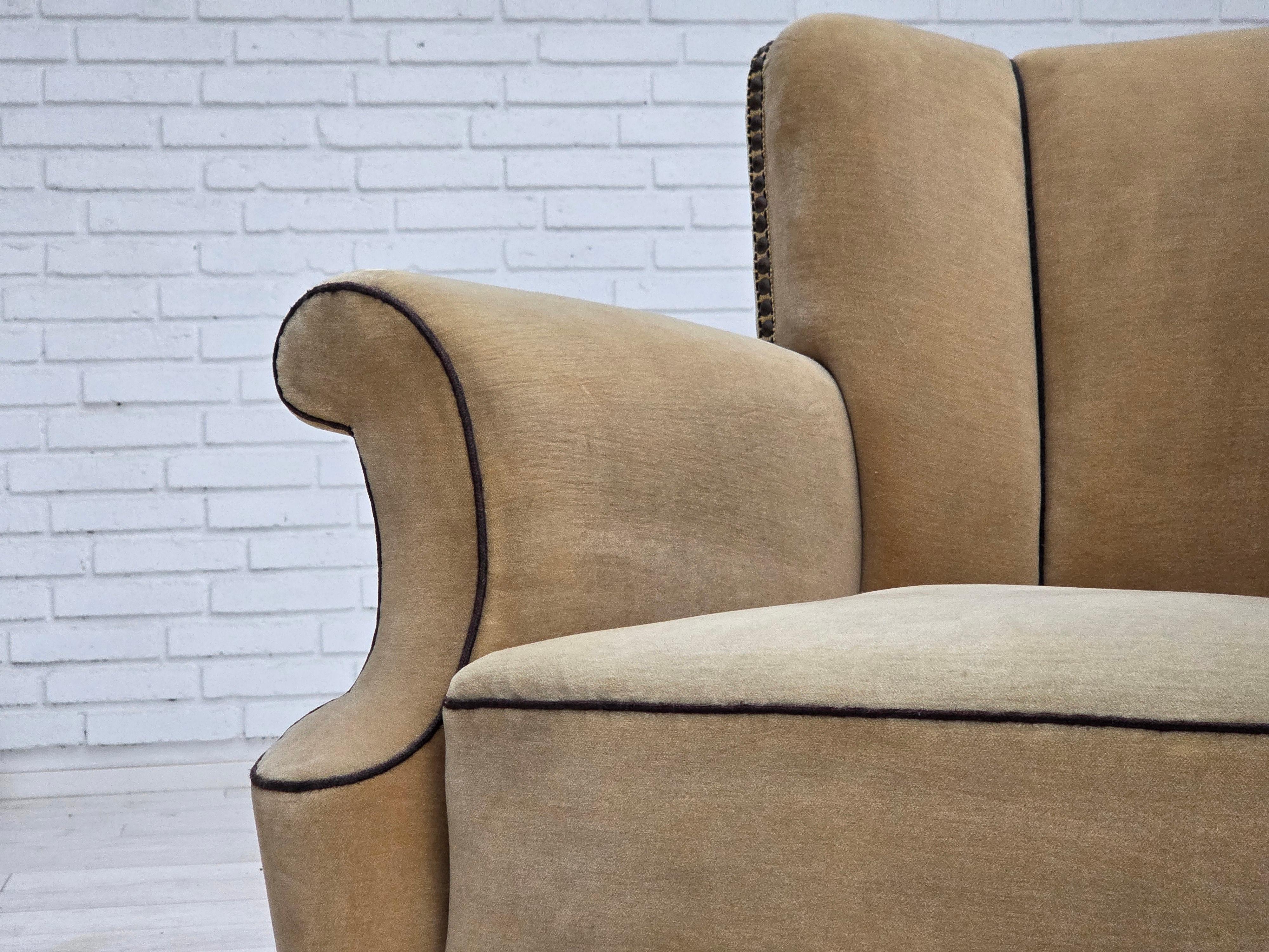 1950er Jahre, dänischer Relaxsessel, Veloursmöbel mit Patina, Beine aus Eichenholz. im Angebot 13