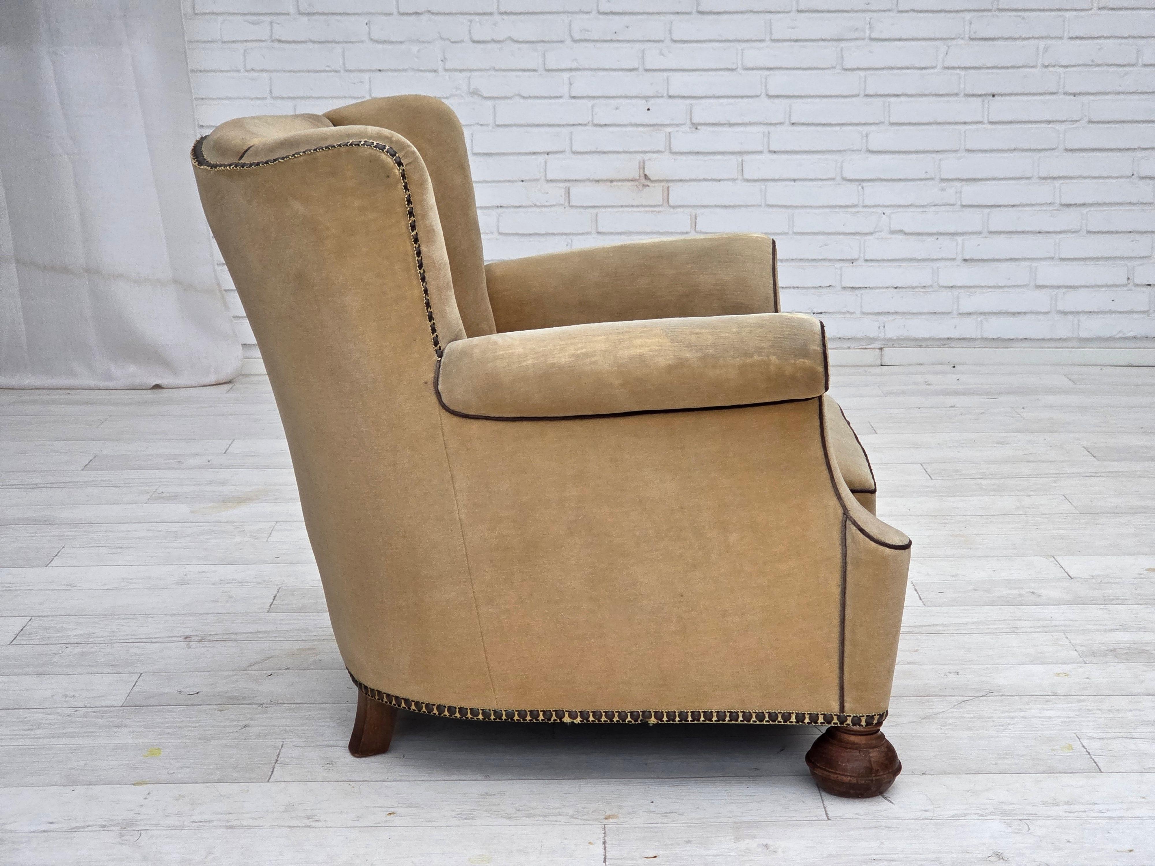 1950er Jahre, dänischer Relaxsessel, Veloursmöbel mit Patina, Beine aus Eichenholz. (Dänisch) im Angebot