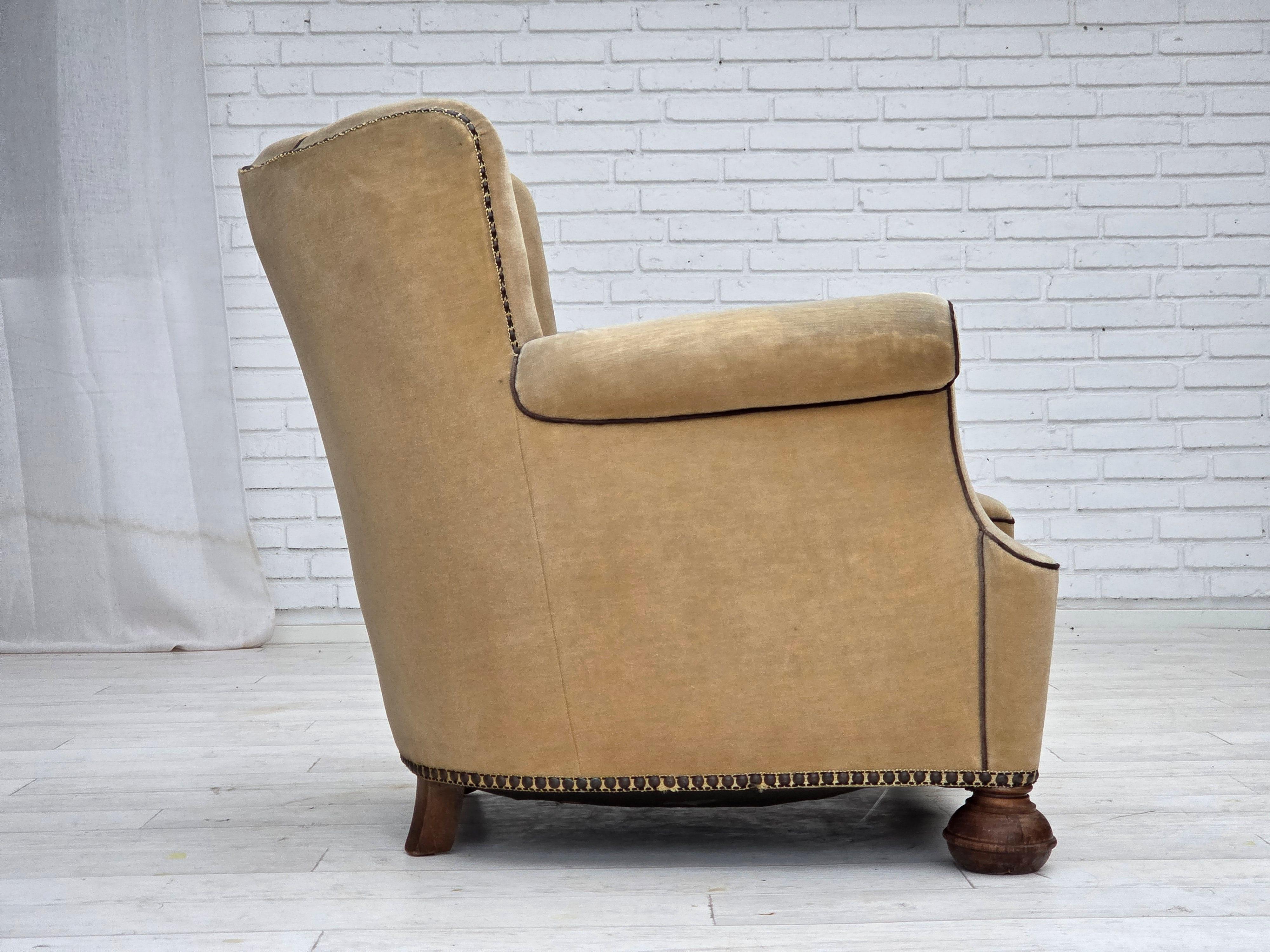 1950er Jahre, dänischer Relaxsessel, Veloursmöbel mit Patina, Beine aus Eichenholz. im Zustand „Gut“ im Angebot in Tarm, 82
