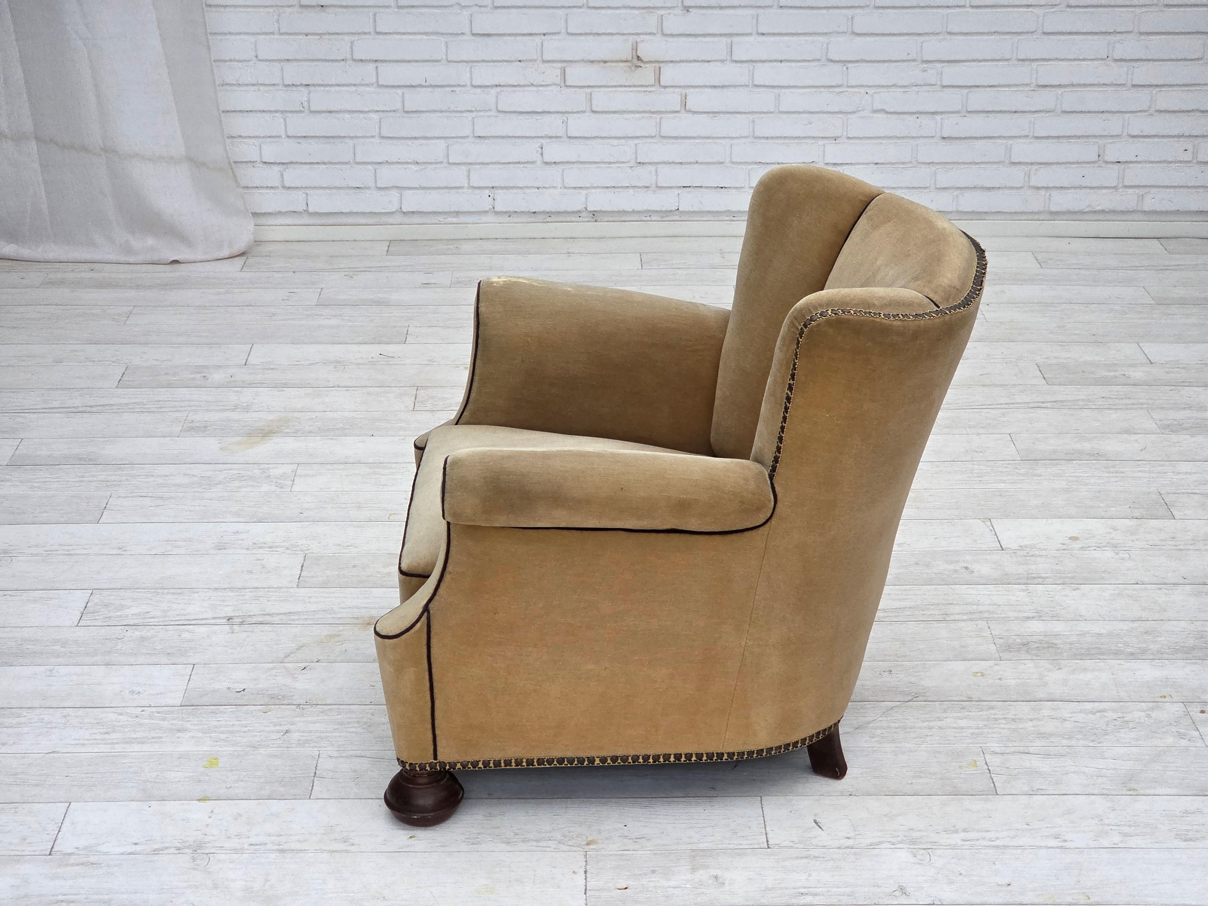 1950er Jahre, dänischer Relaxsessel, Veloursmöbel mit Patina, Beine aus Eichenholz. im Angebot 2