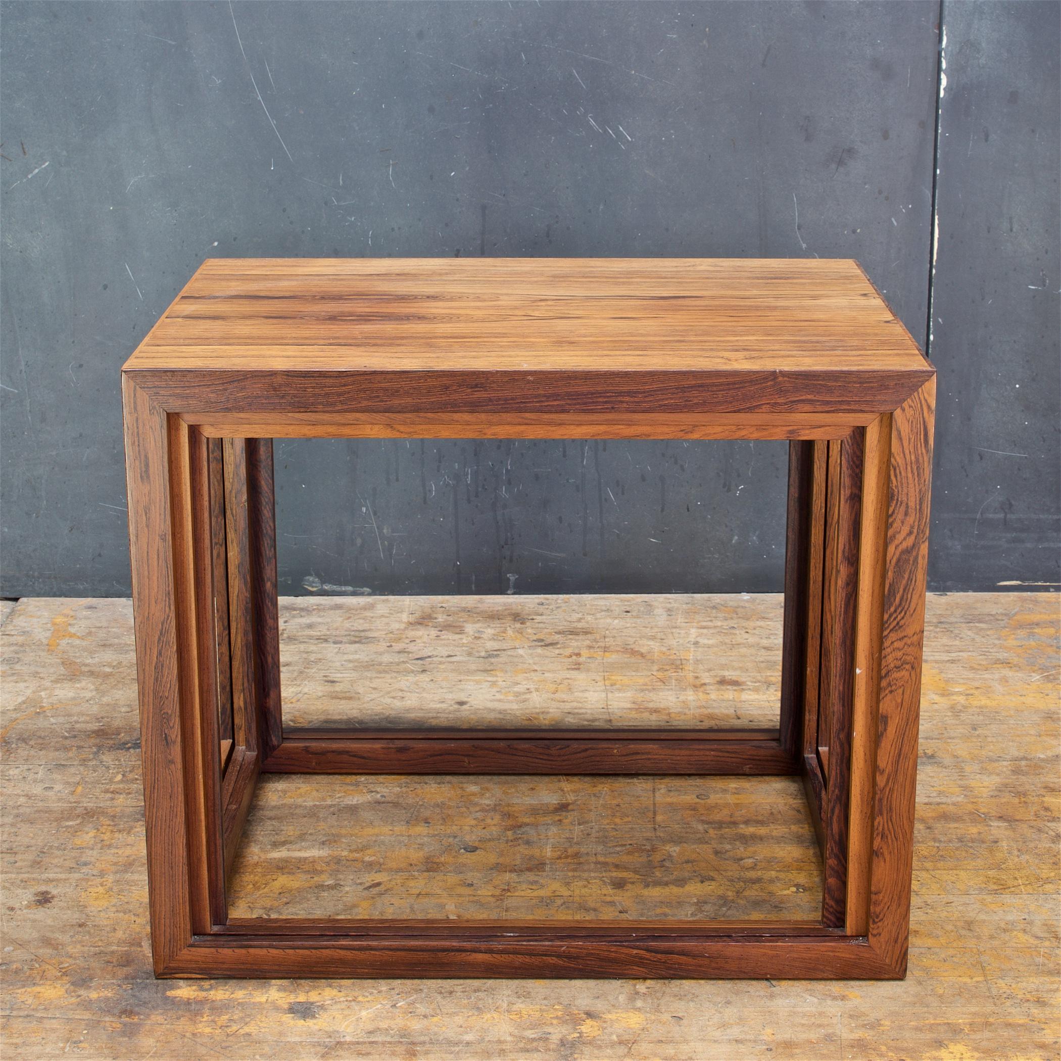 Tables empilables ou gigognes en bois de rose de Jørgen Bækmark, en forme de cubes rectangulaires. Design/One rare. La menuiserie est serrée.

La plus grande table extérieure : L 23,63 x P 16,5 x H 19,68 in.

 