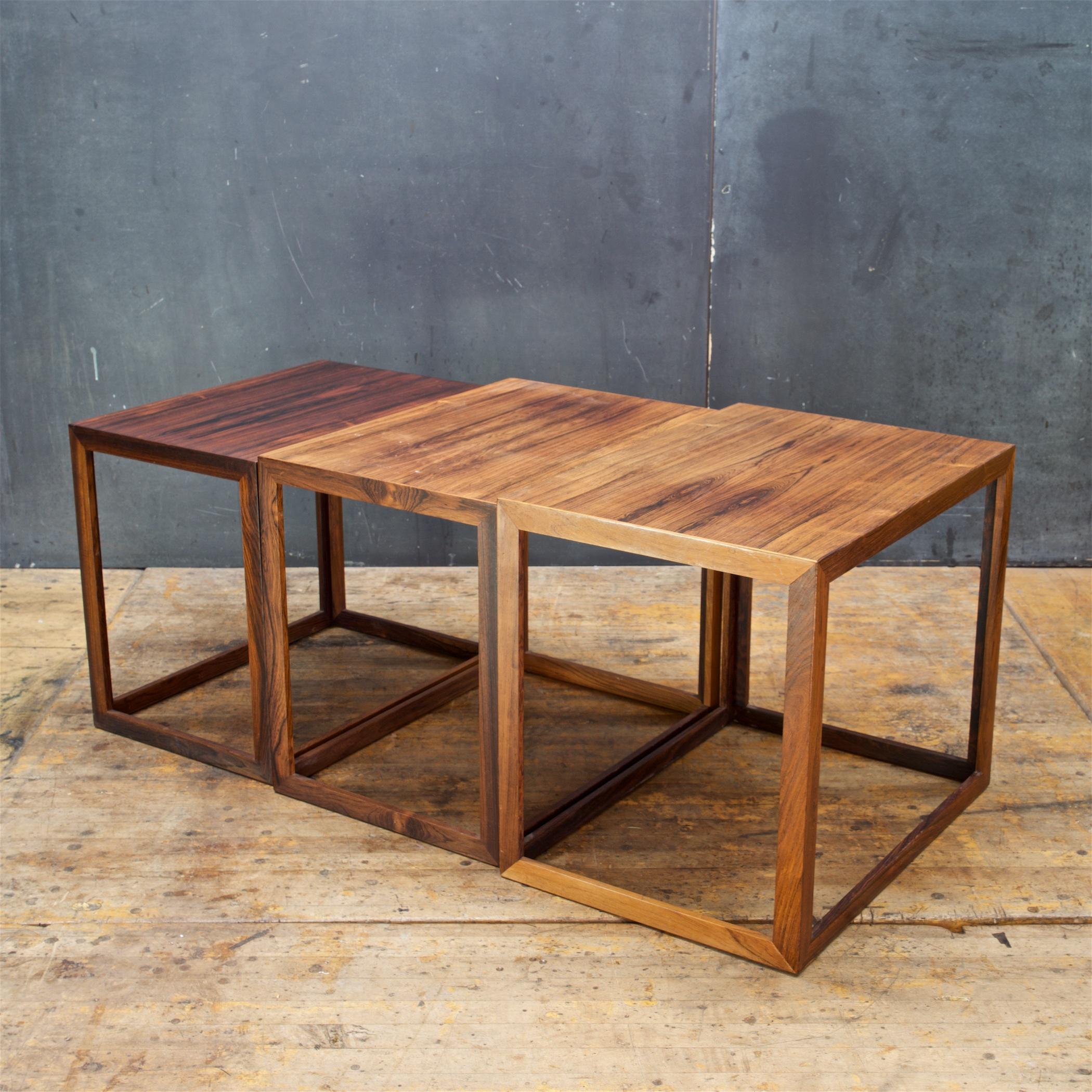 Danois 1950s Danish Rosewood Geometric Cube Stacking Cocktail Side Tables Mid-Century en vente